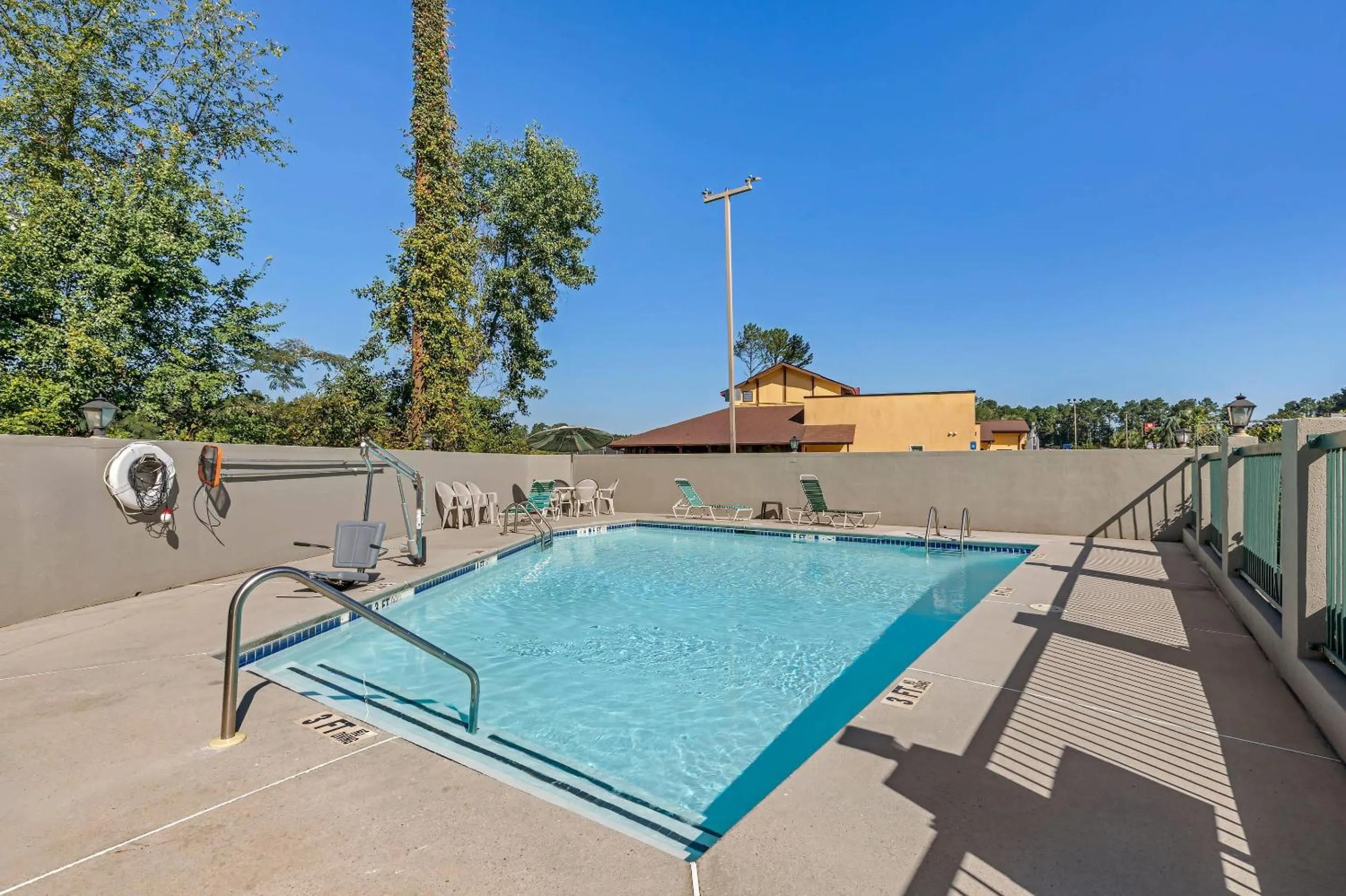 Swimming pool in Quality Inn & Suites Stockbridge Atlanta South I-75