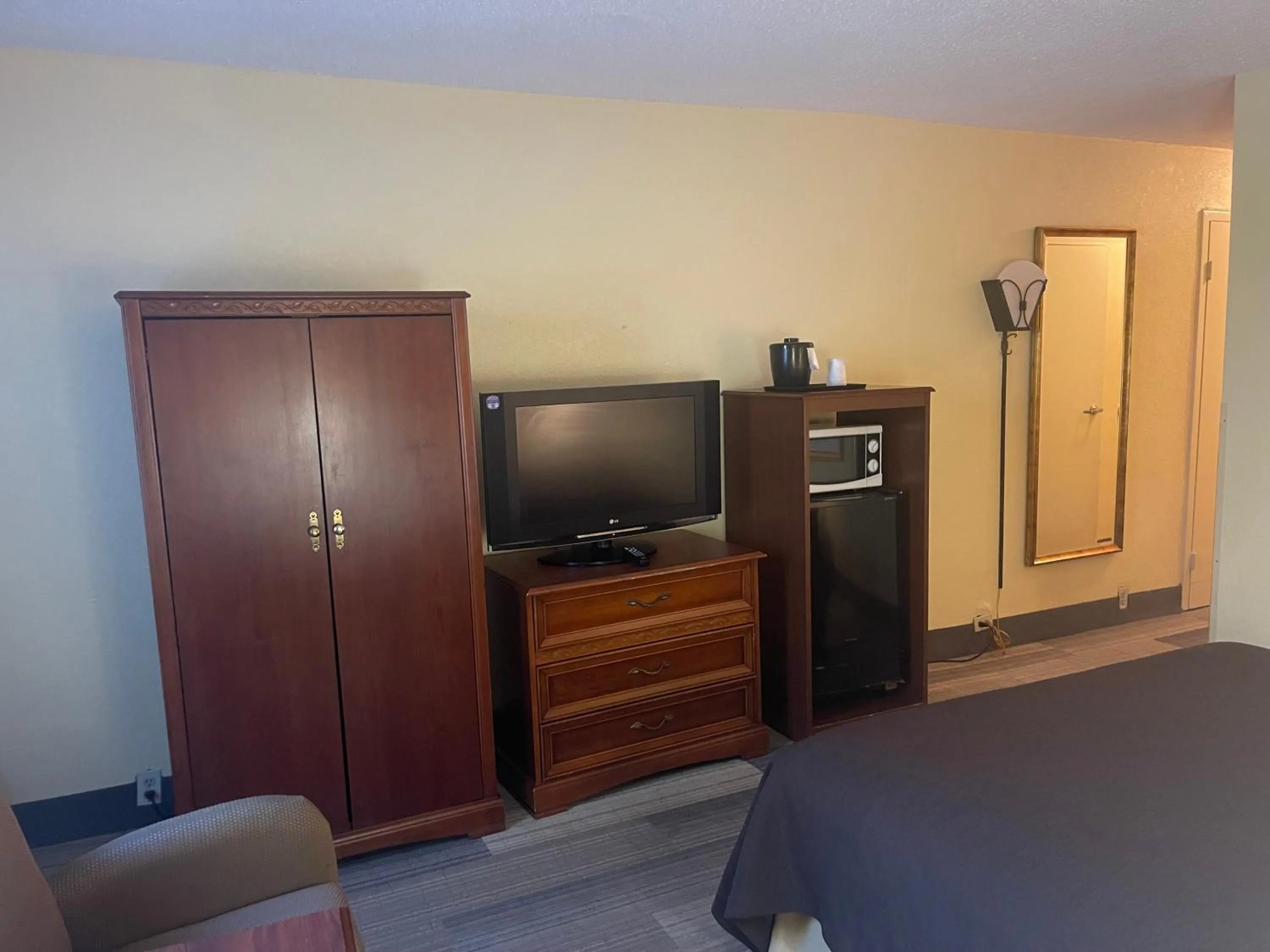 Bed in Budgetel Inn & Suites Atlanta