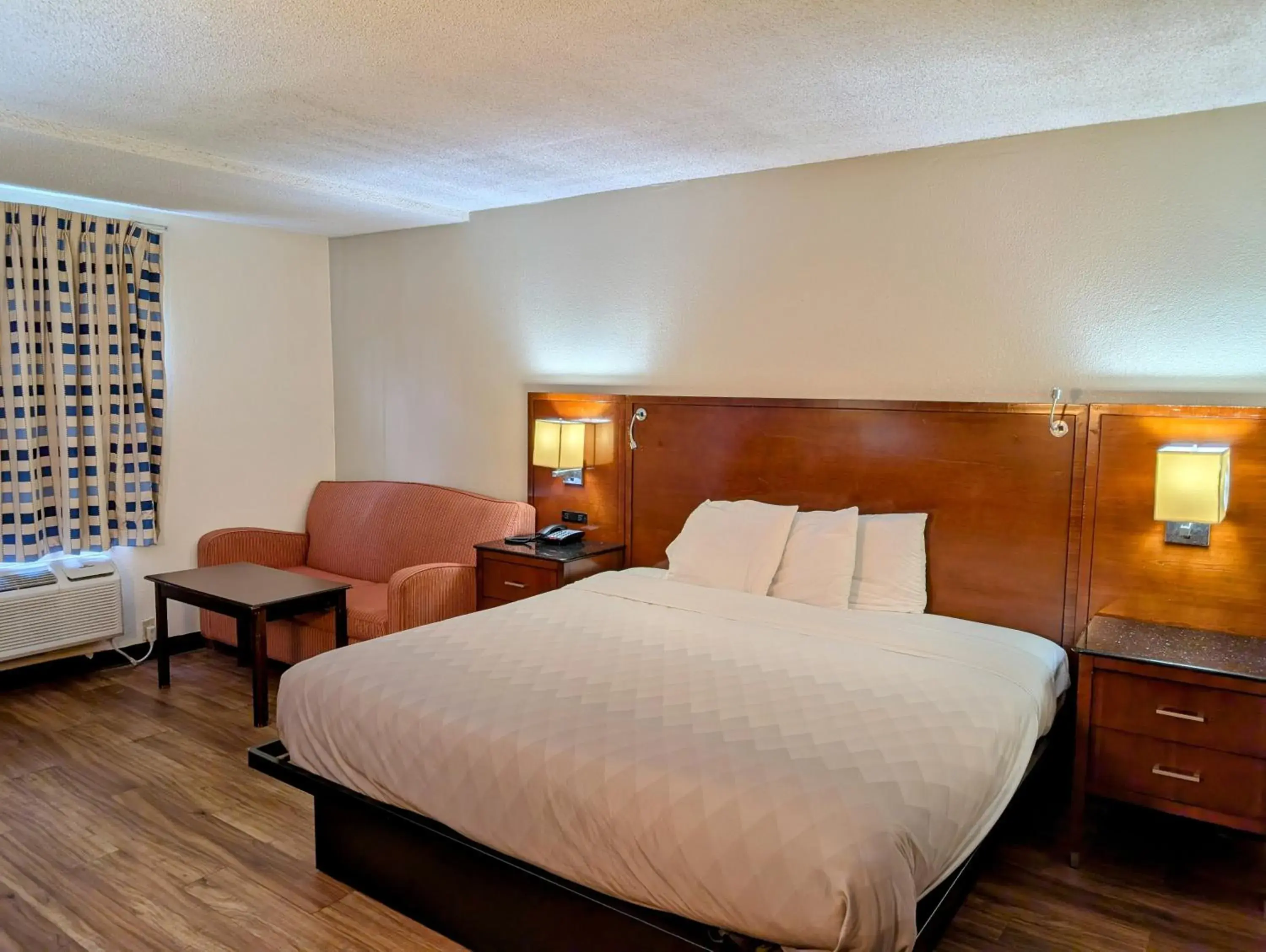 Bed in Travelodge by Wyndham Forsyth Bed in Travelodge by Wyndham Forsyth