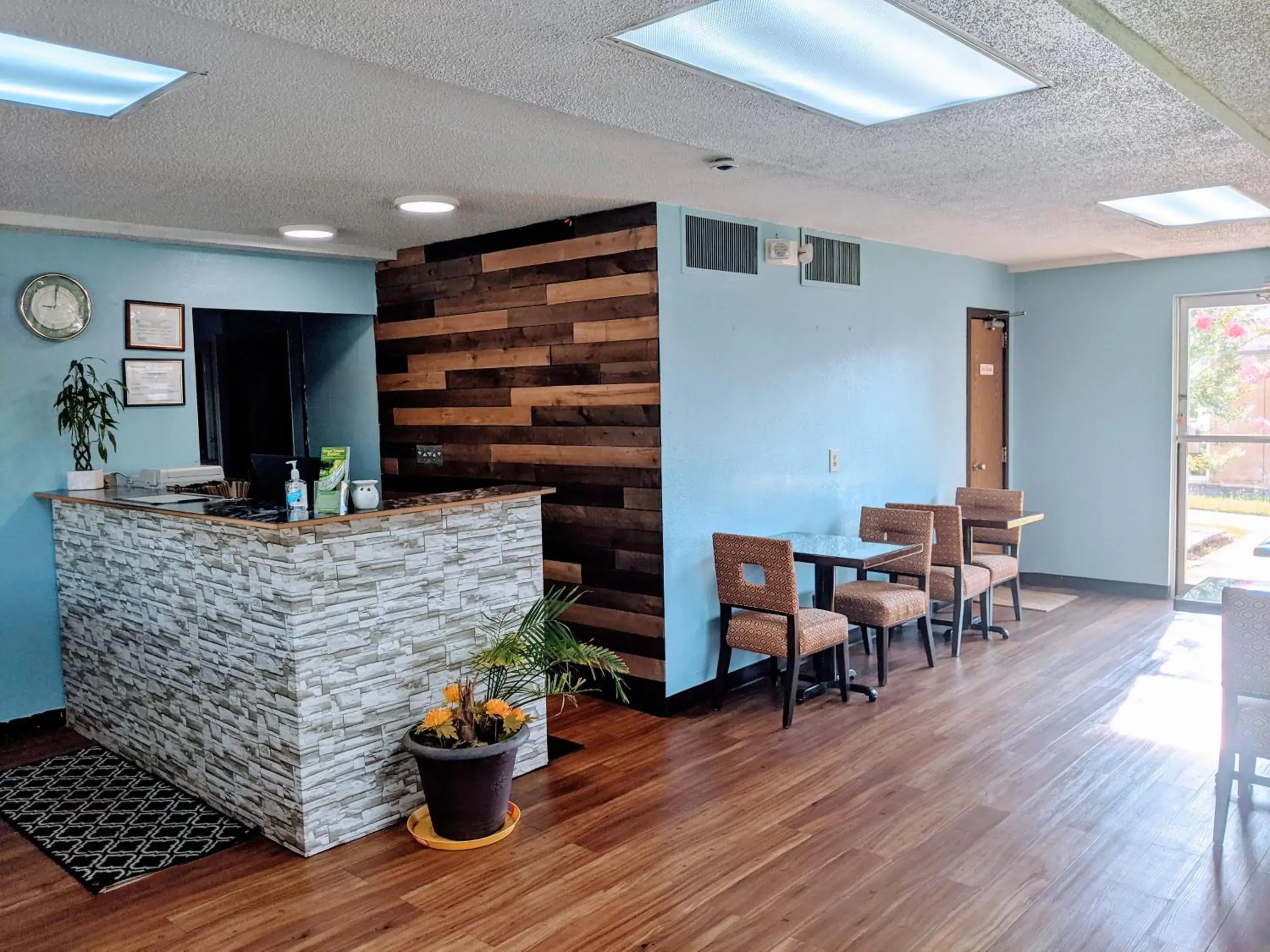 Lobby or reception in Travelodge by Wyndham Forsyth Lobby or reception in Travelodge by Wyndham Forsyth