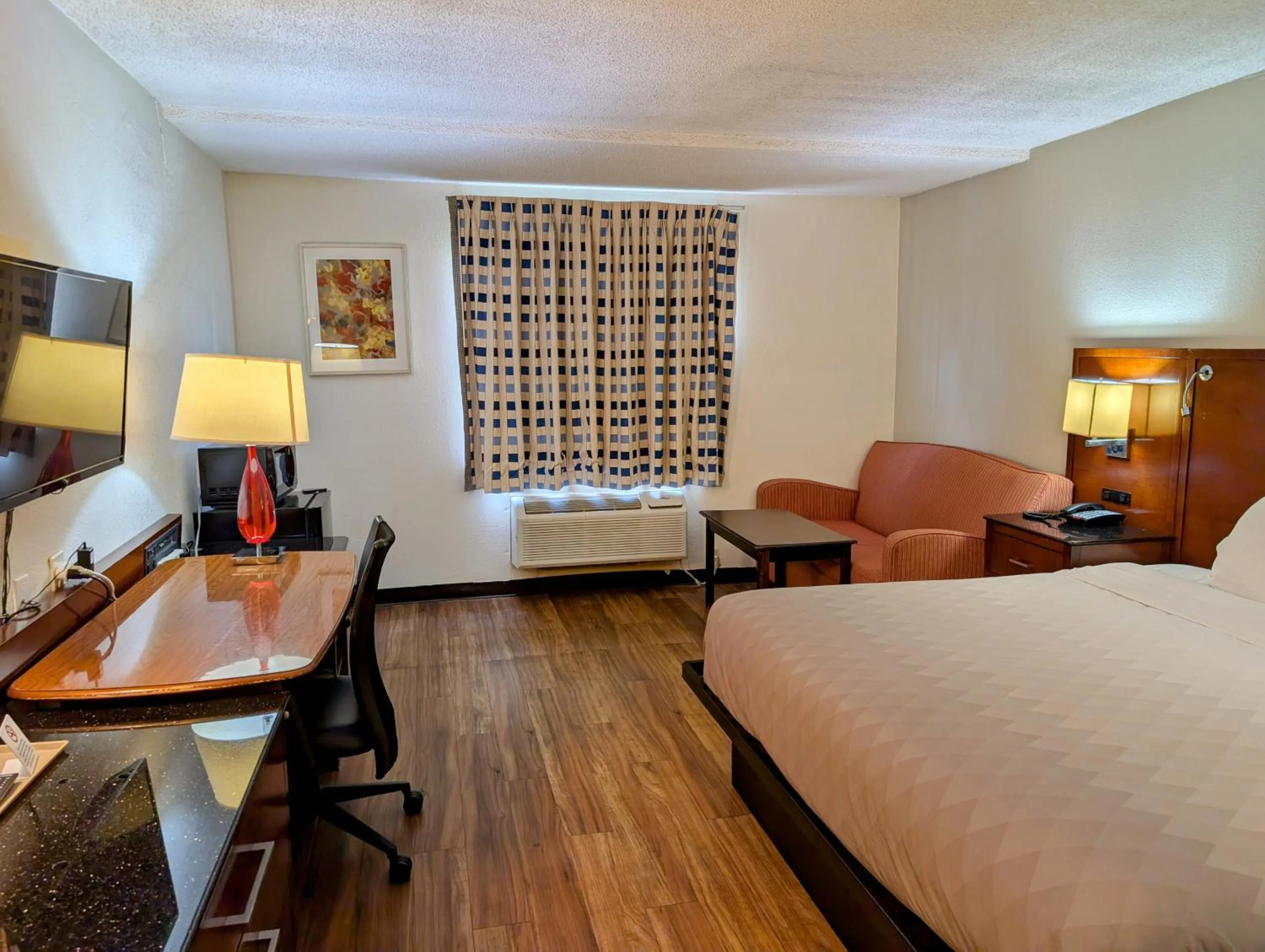 Bedroom, Bed in Travelodge by Wyndham Forsyth