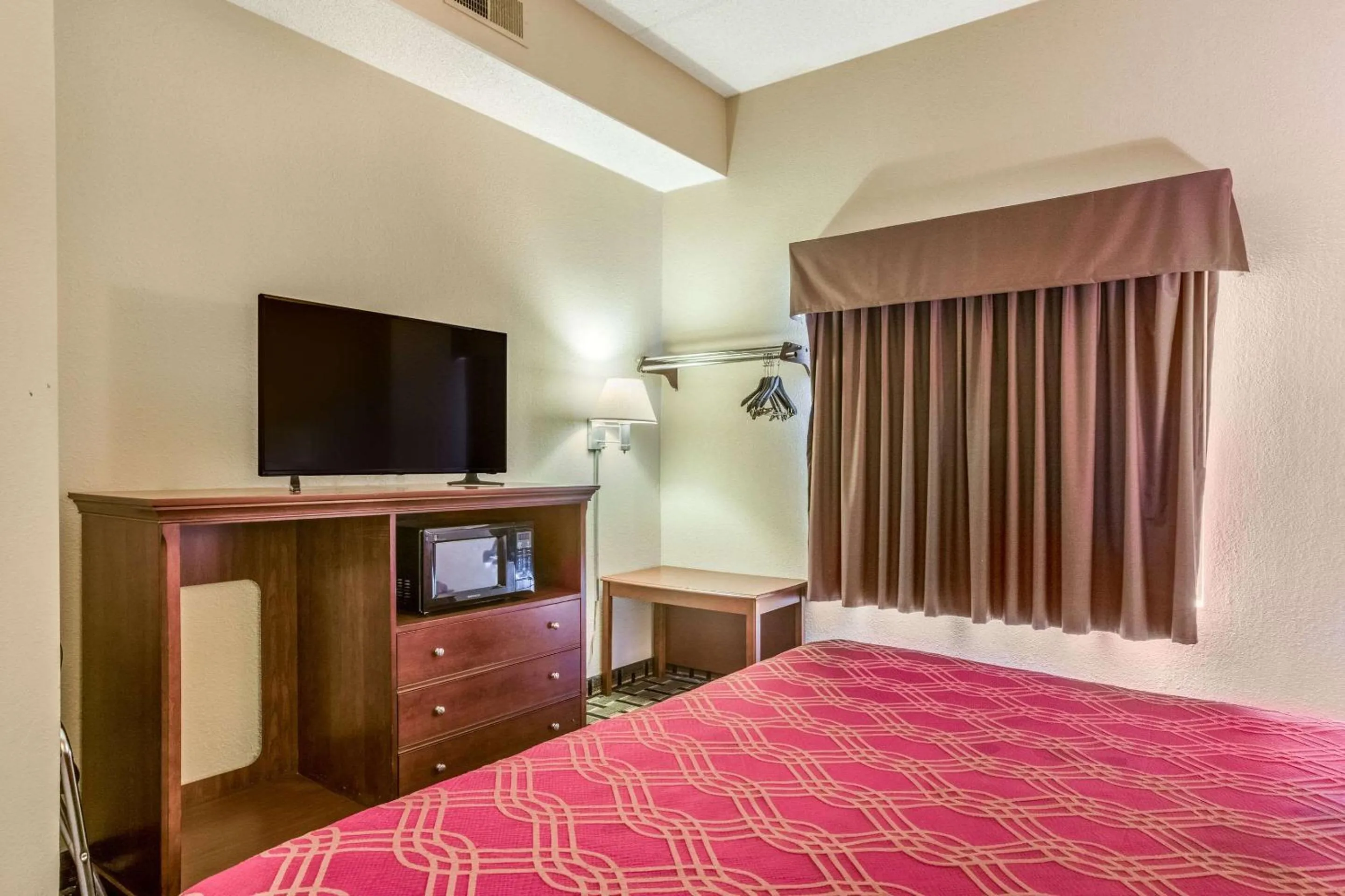 Bedroom, Bed in Econo Lodge Inn & Suites Marietta near Dobbins ARB