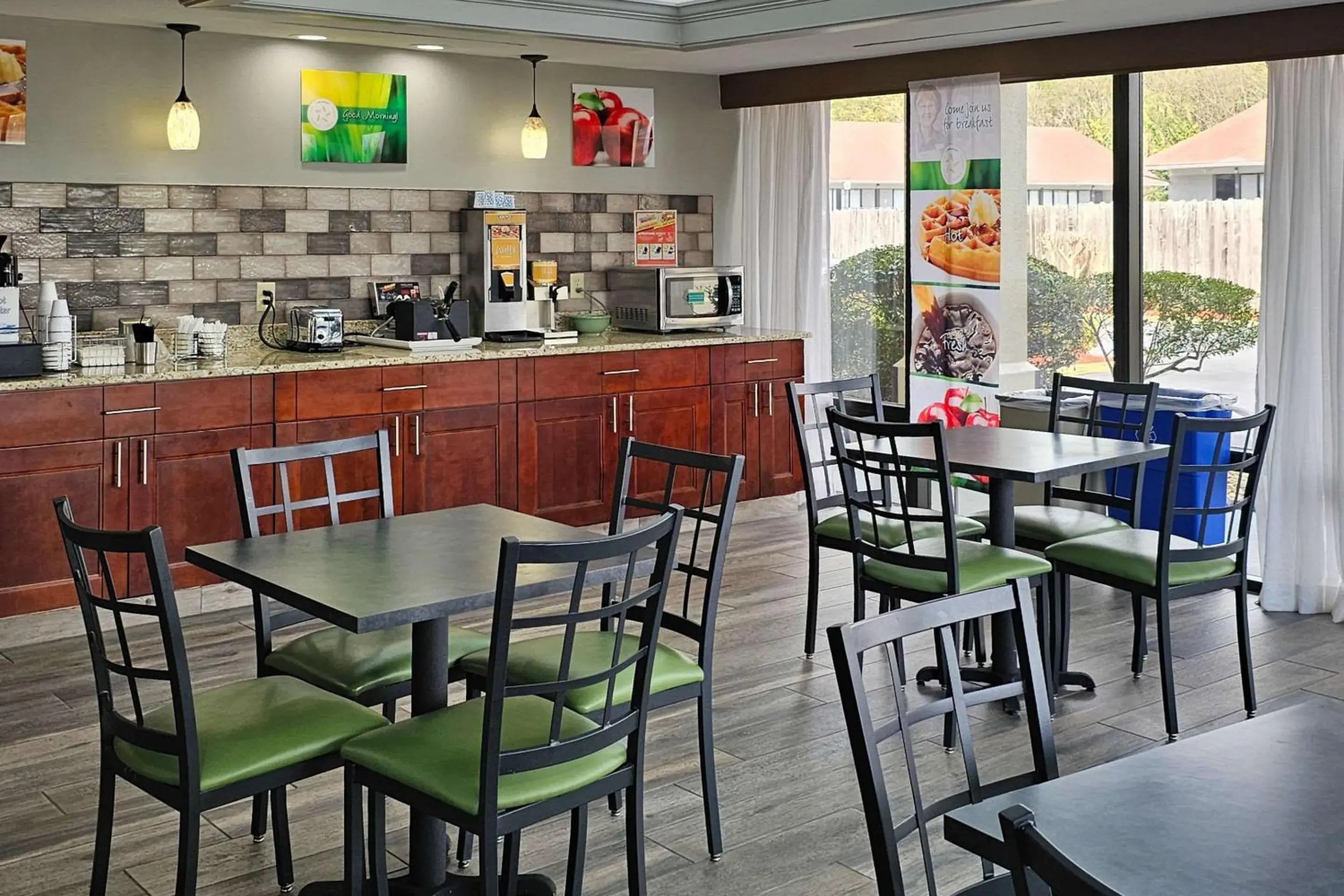 Breakfast in Quality Inn near Six Flags Douglasville Breakfast in Quality Inn near Six Flags Douglasville