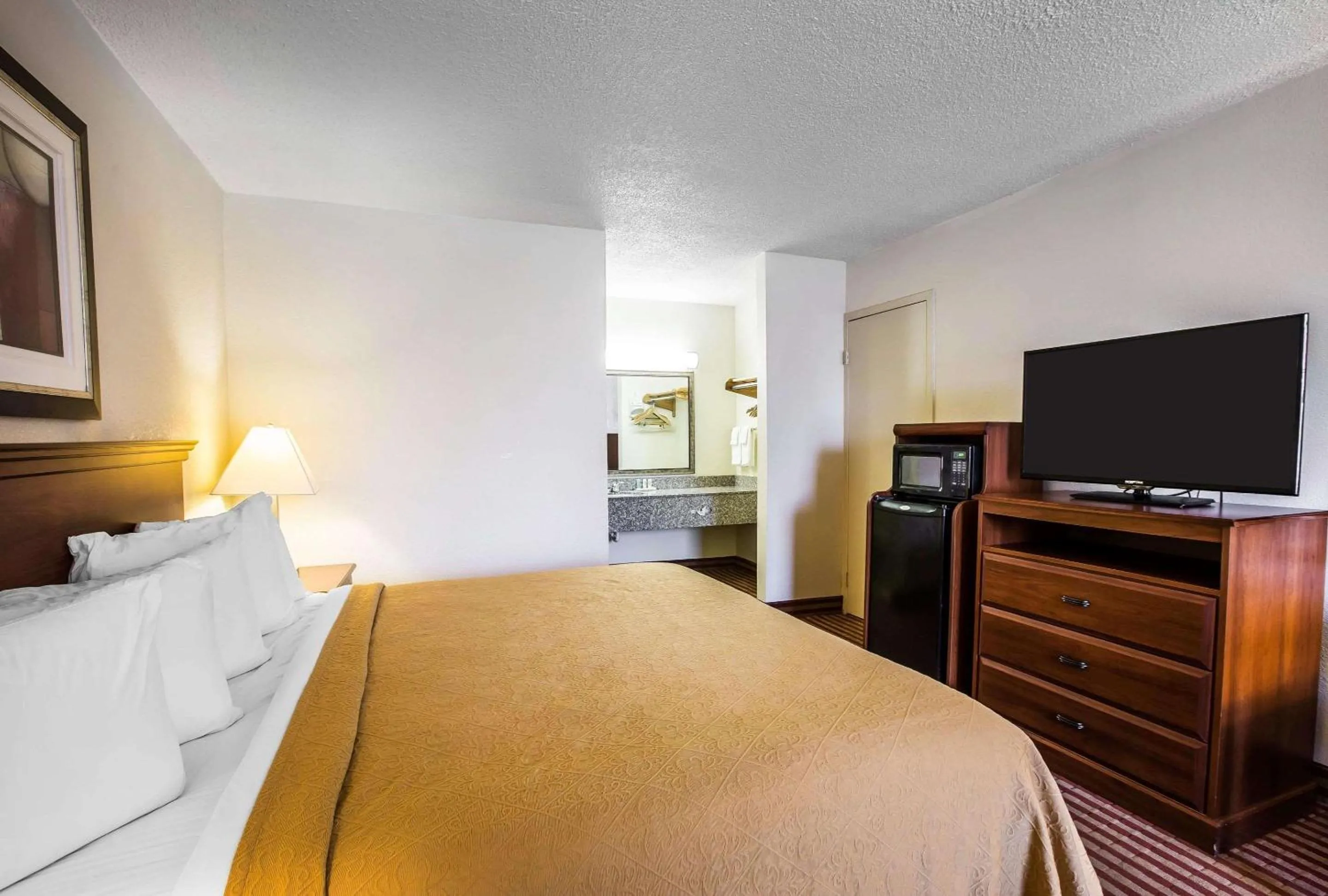 Photo of the whole room, Bed in Quality Inn Madison