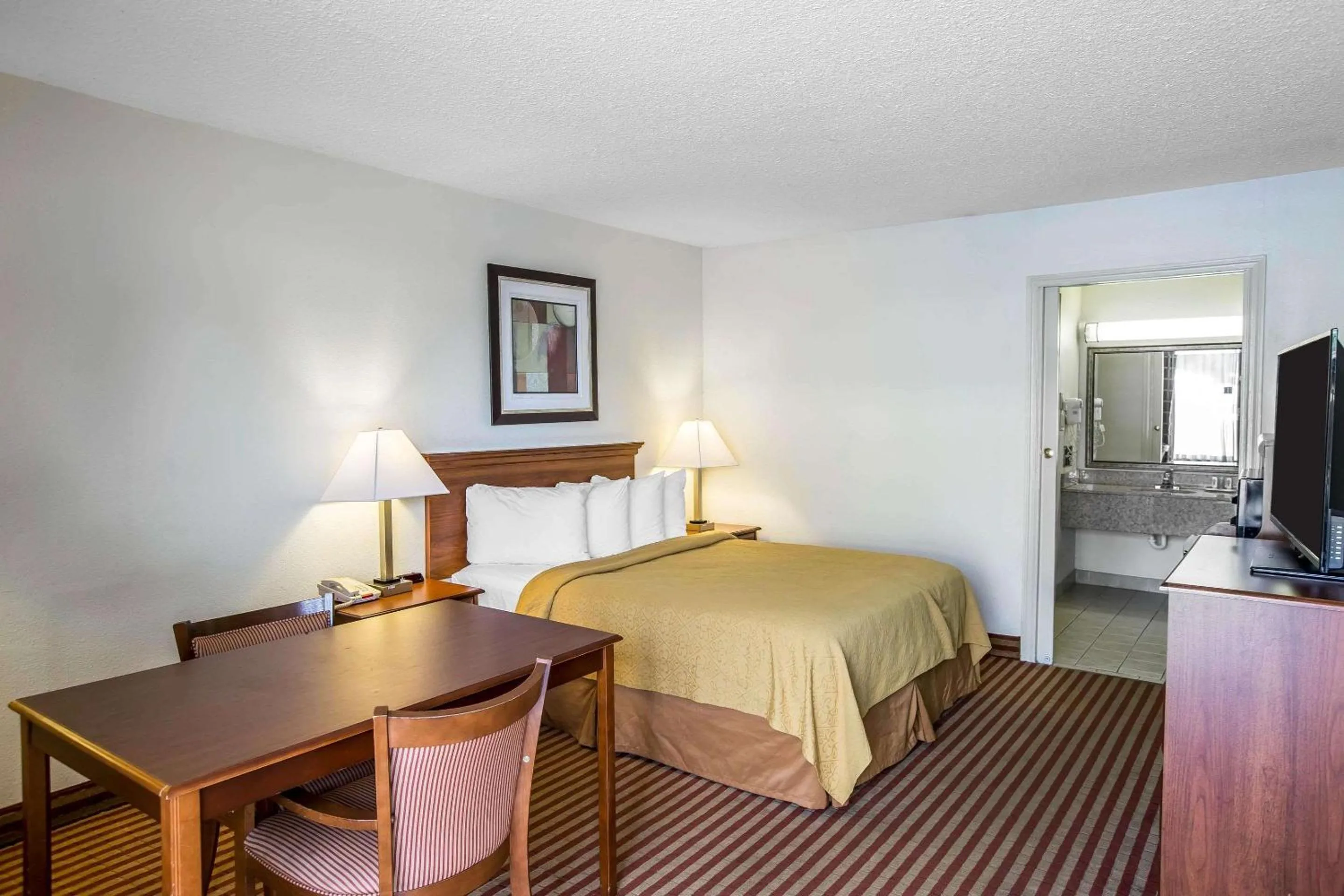 Photo of the whole room, Bed in Quality Inn Madison