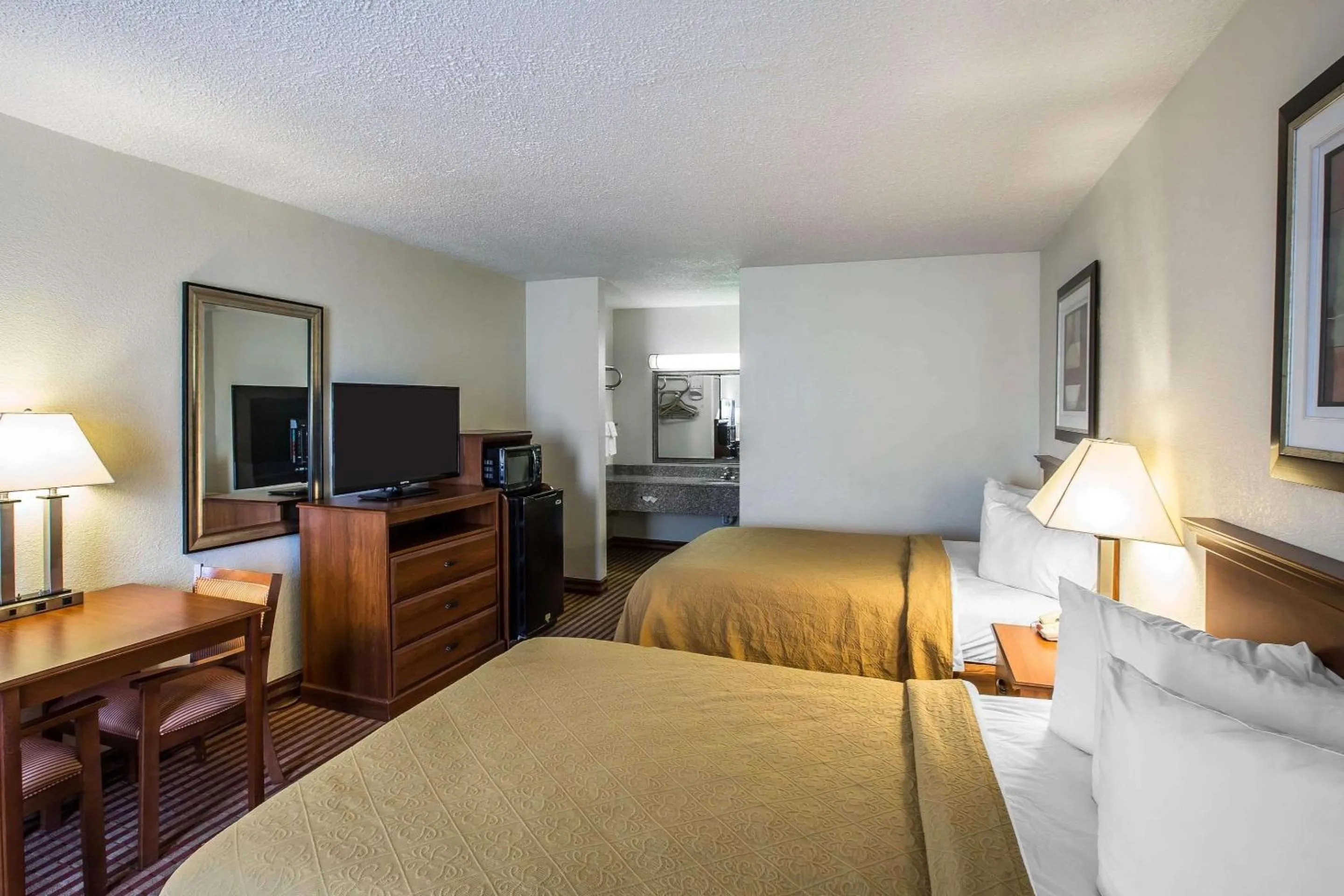 Photo of the whole room, Bed in Quality Inn Madison