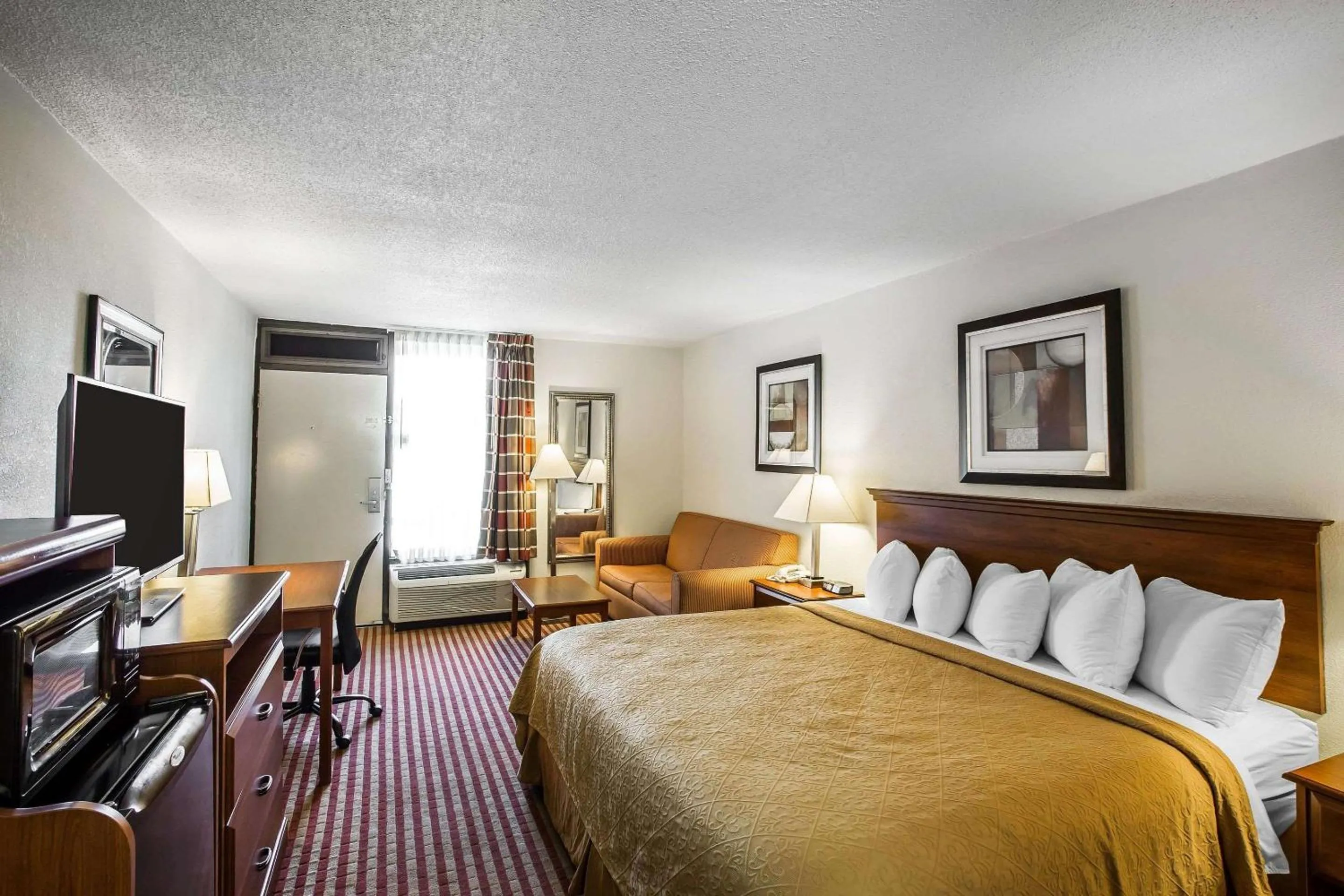 Photo of the whole room, Bed in Quality Inn Madison