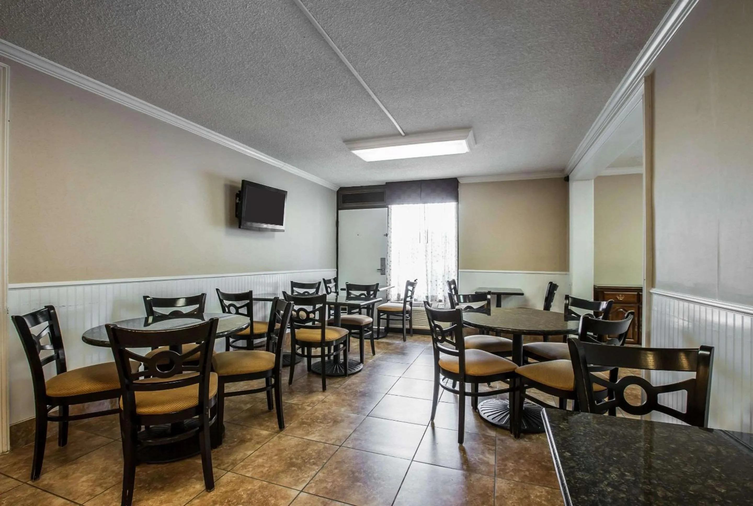 Restaurant/places to eat in Quality Inn Madison