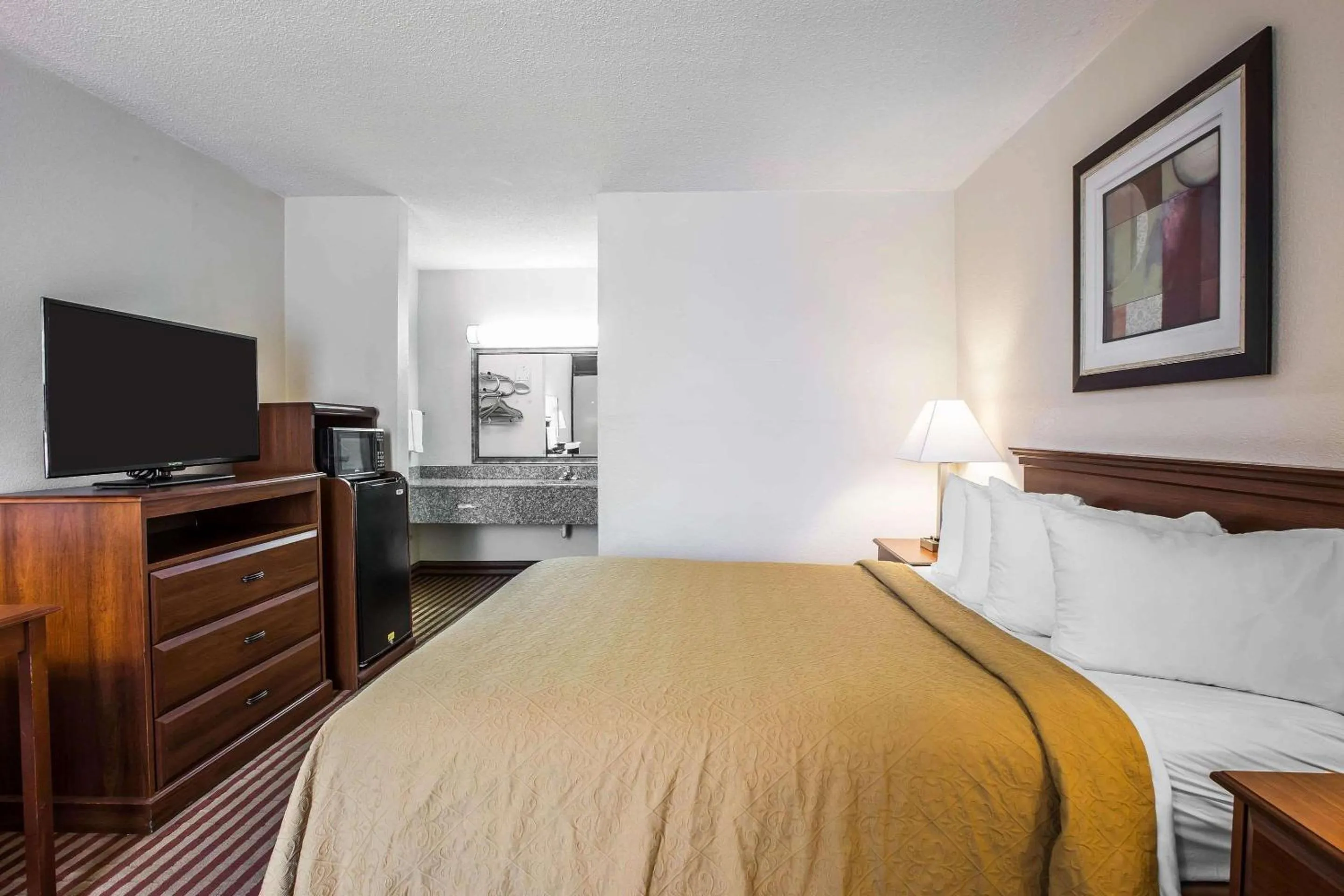 Photo of the whole room, Bed in Quality Inn Madison