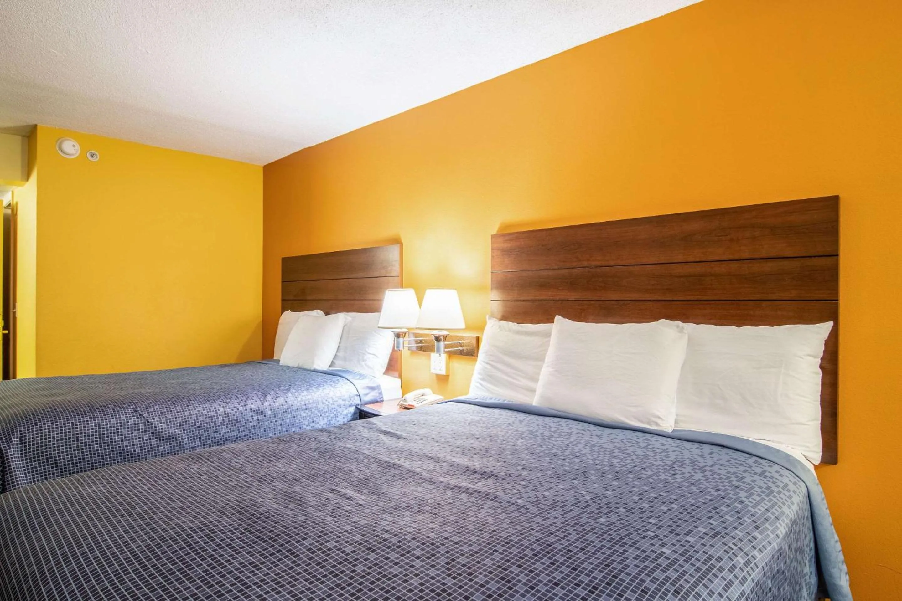 Photo of the whole room, Bed in Econo Lodge At Six Flags