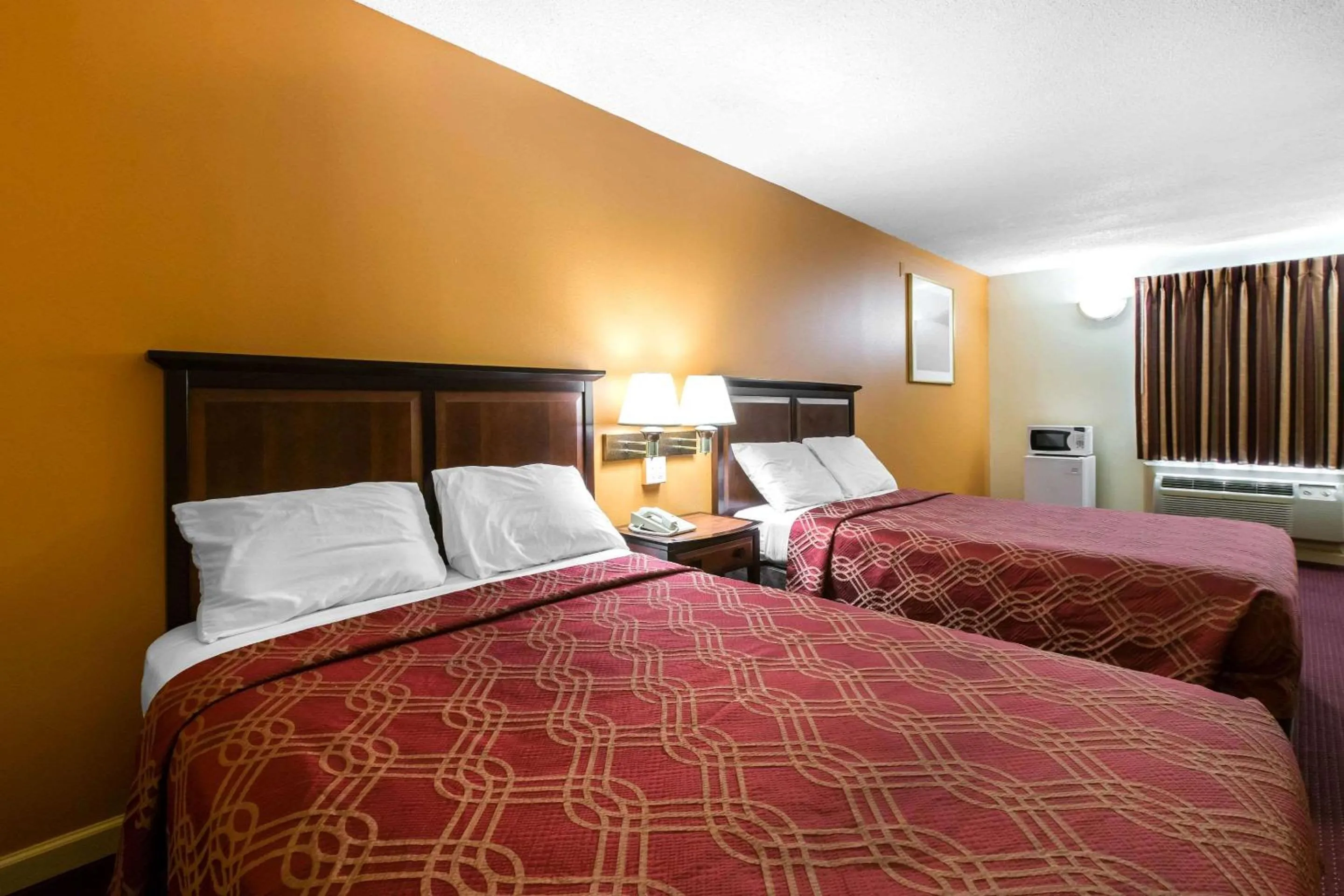 Photo of the whole room, Bed in Econo Lodge At Six Flags