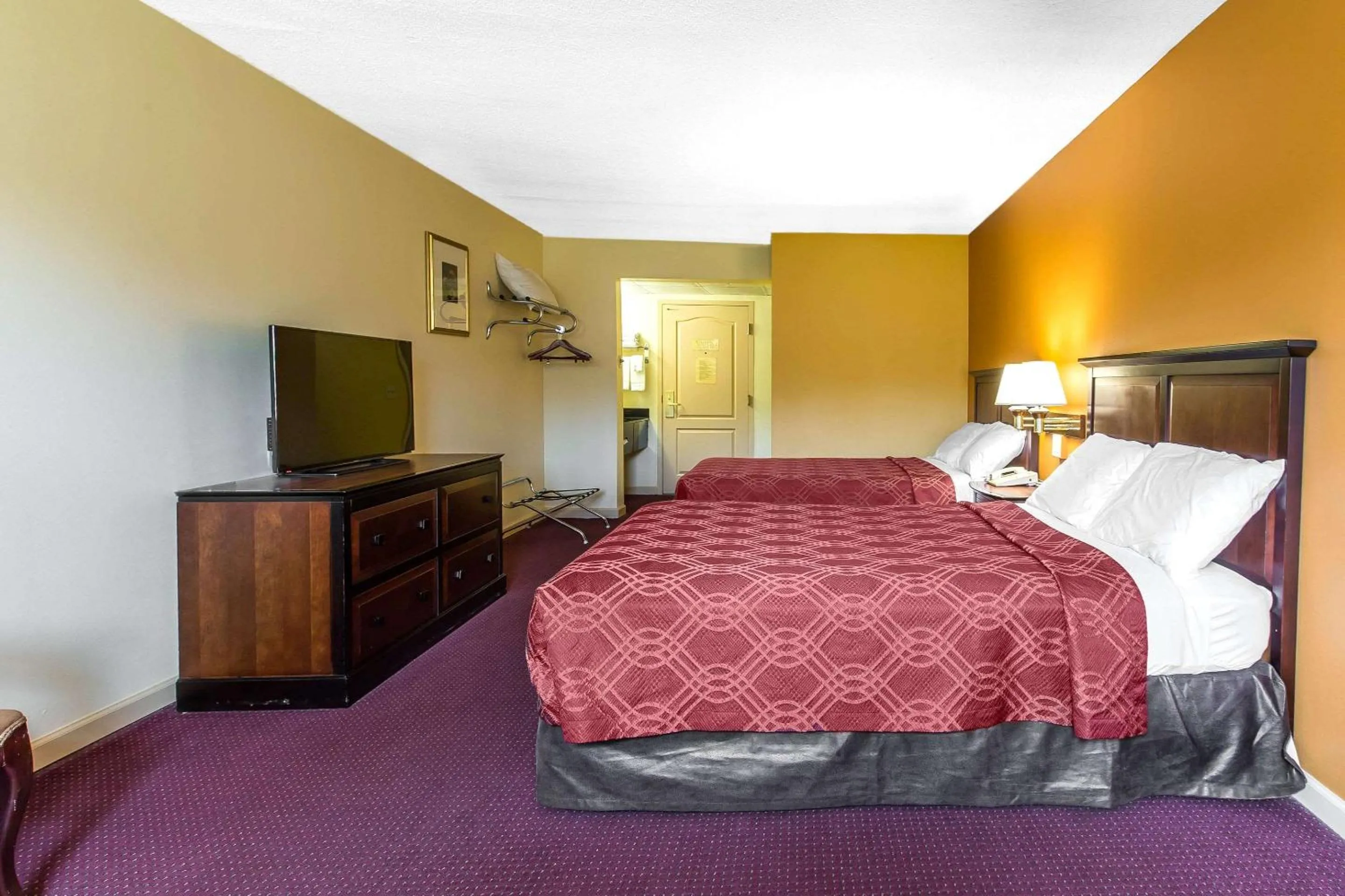 Photo of the whole room, Bed in Econo Lodge At Six Flags