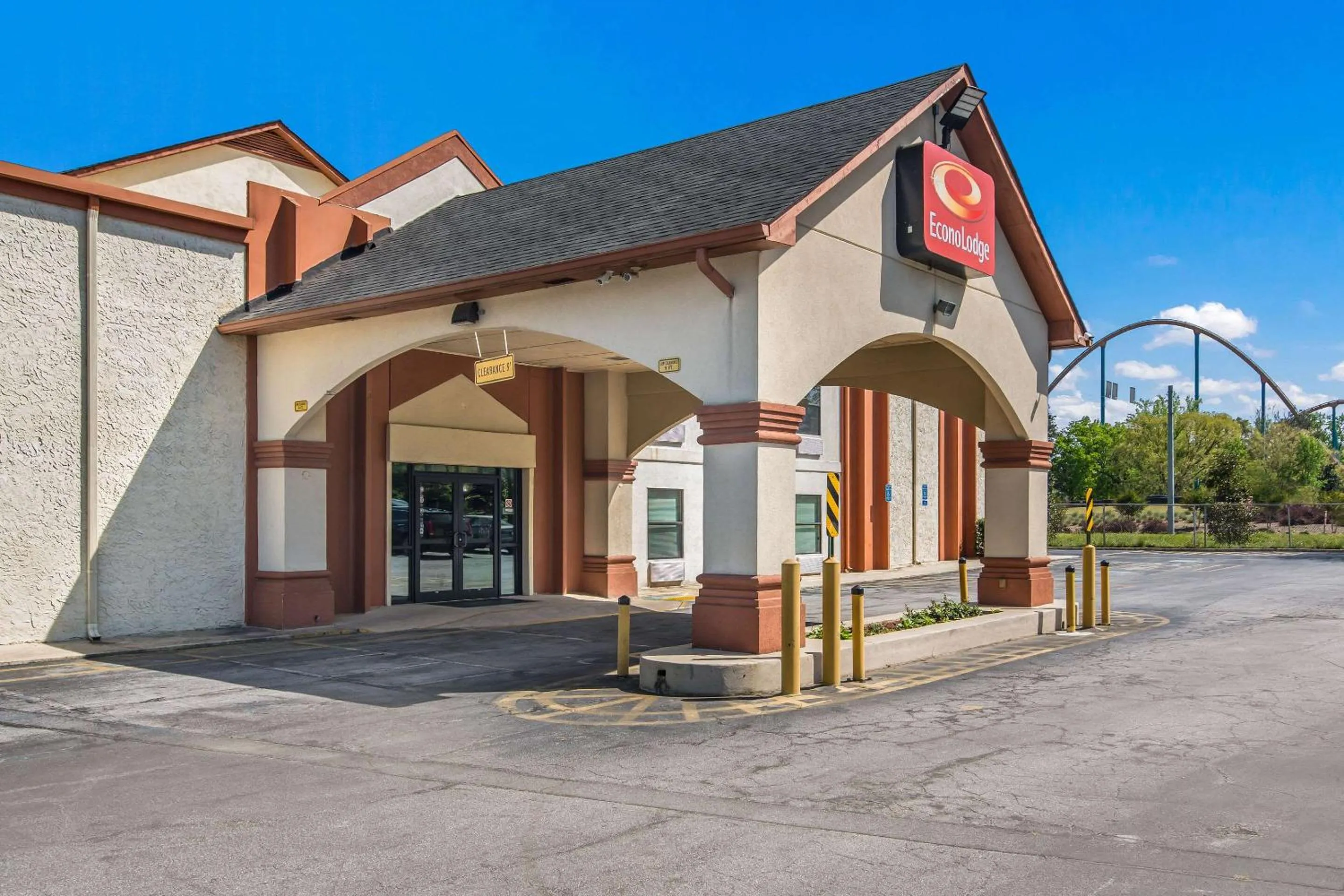 Property building in Econo Lodge At Six Flags