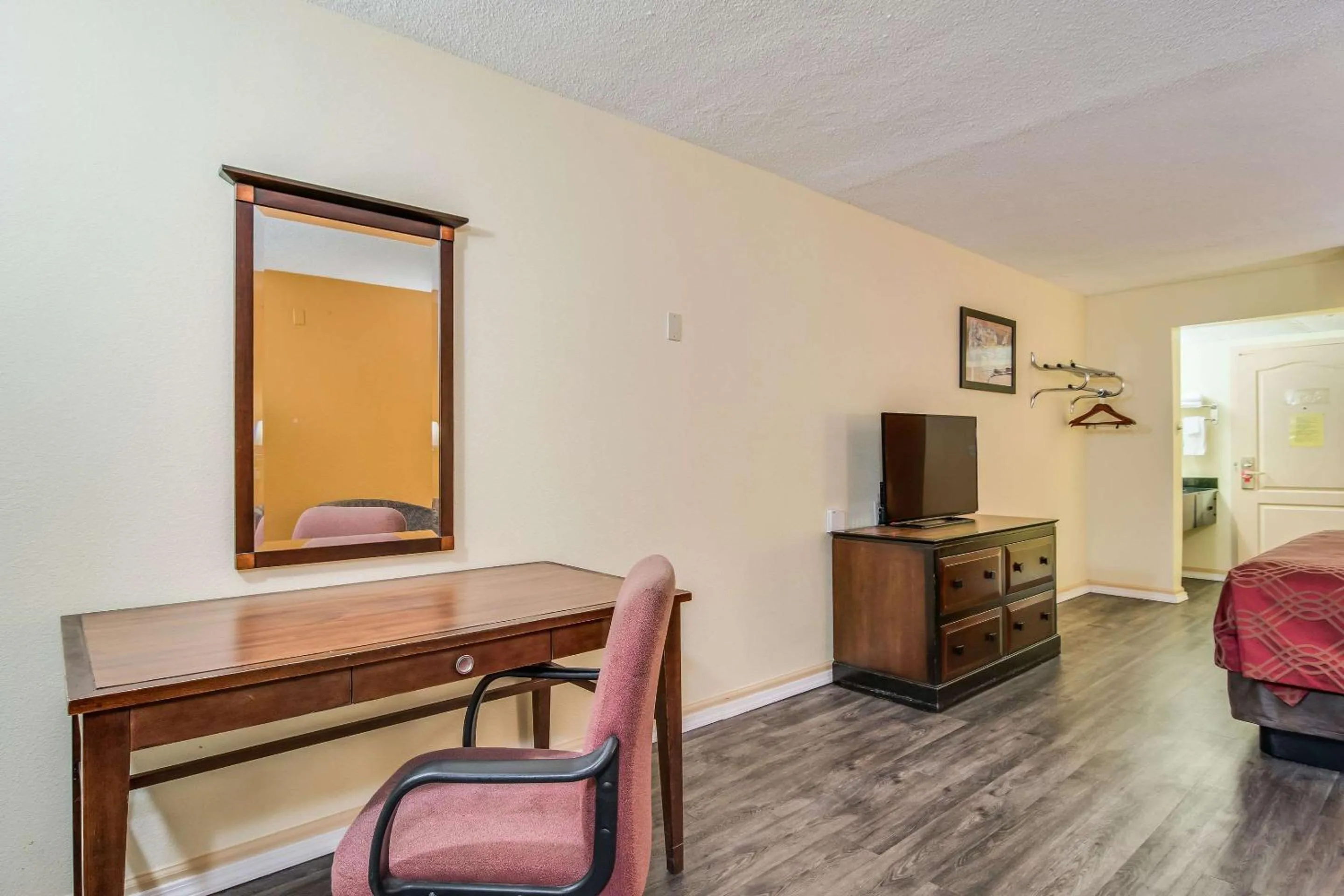 Photo of the whole room in Econo Lodge At Six Flags