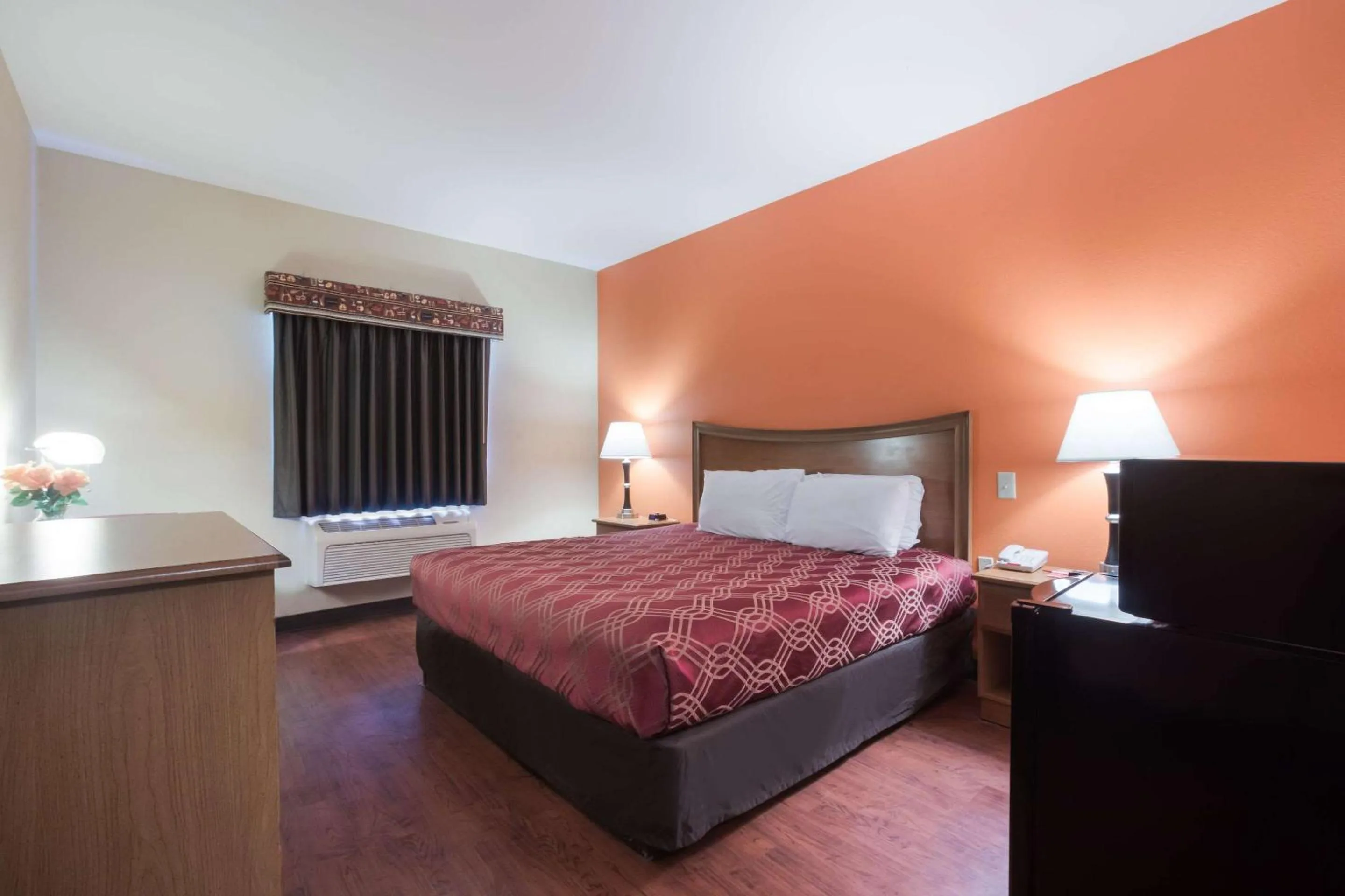 Photo of the whole room, Bed in Econo Lodge Inn & Suites