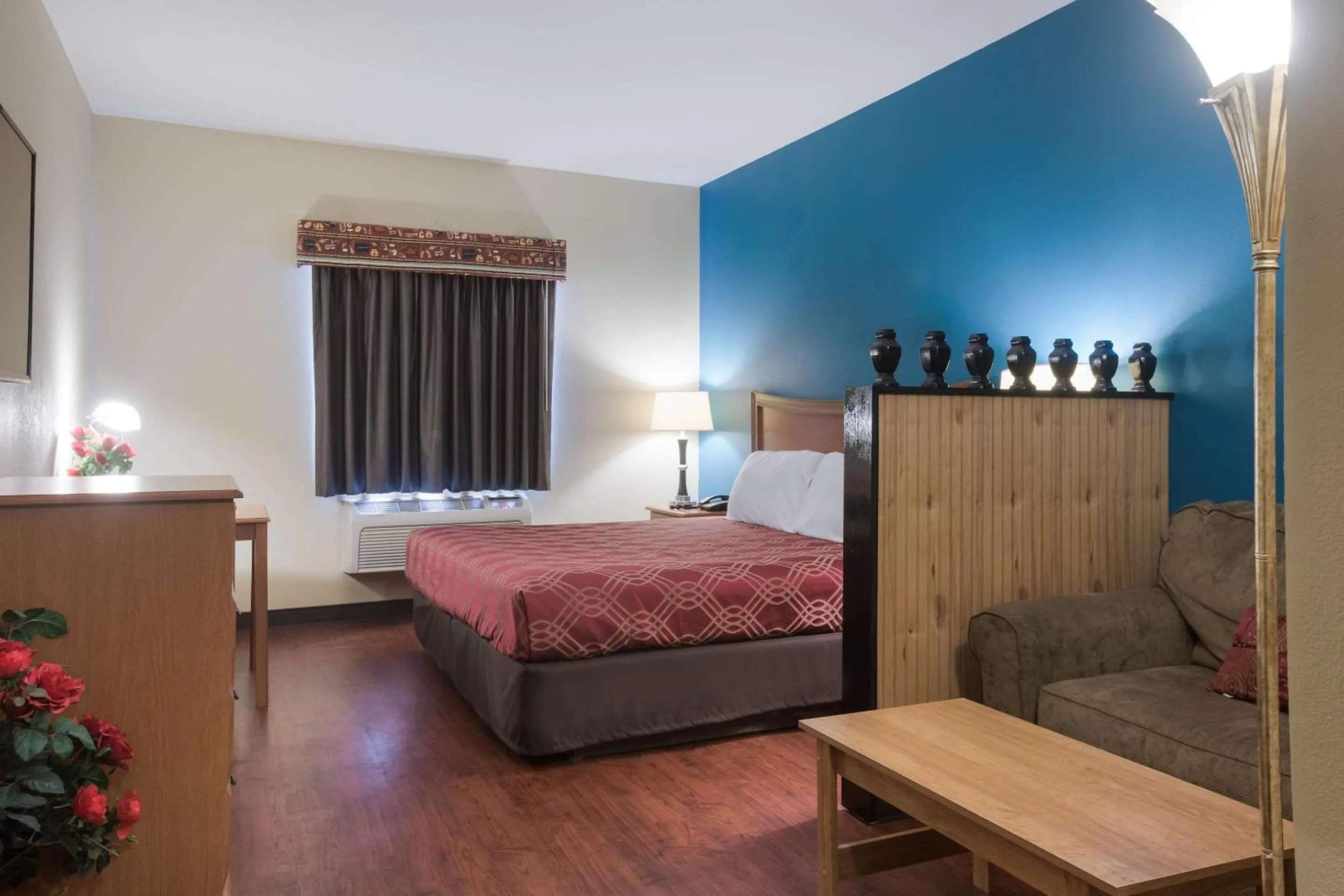 Photo of the whole room, Bed in Econo Lodge Inn & Suites