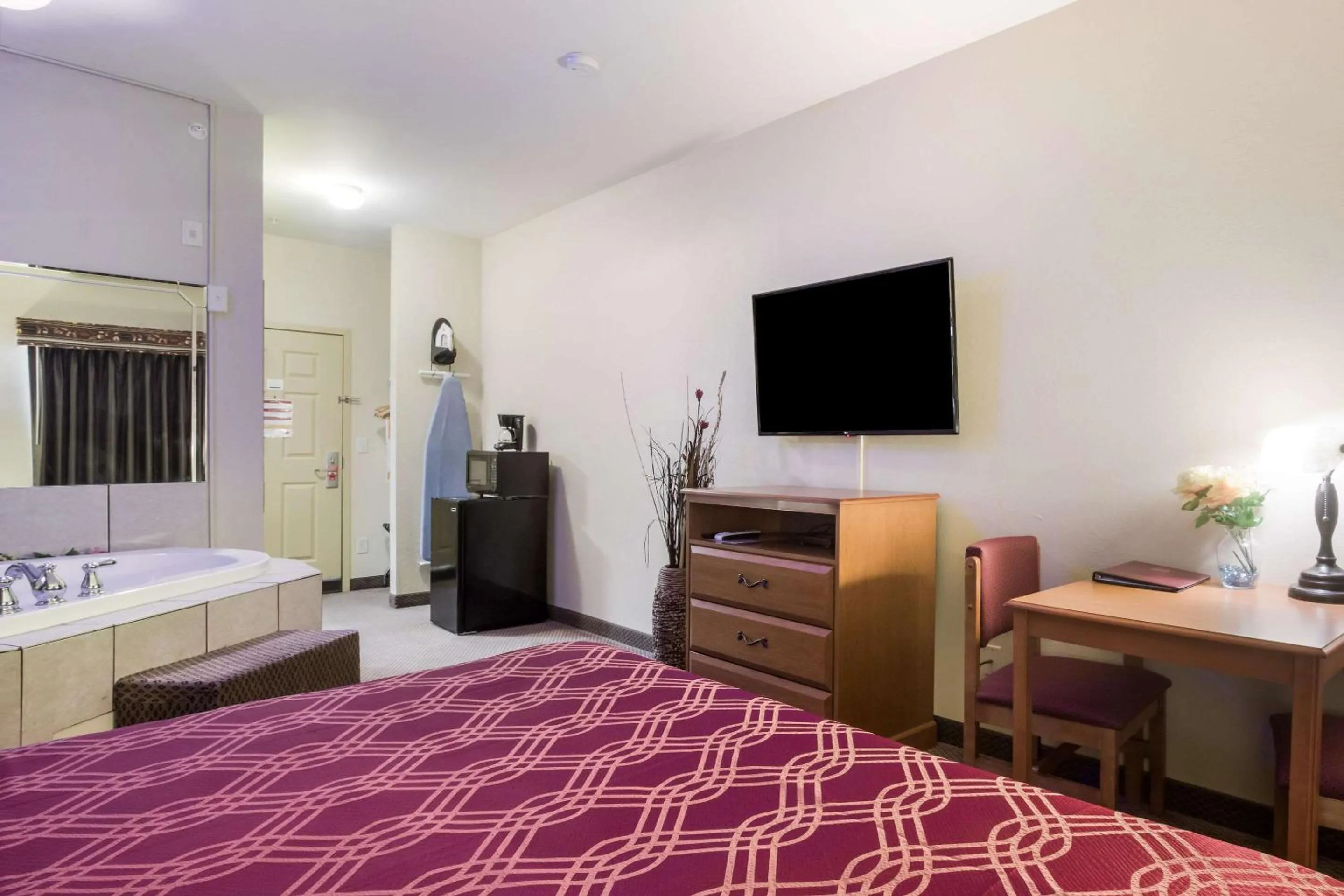 Photo of the whole room, Bed in Econo Lodge Inn & Suites