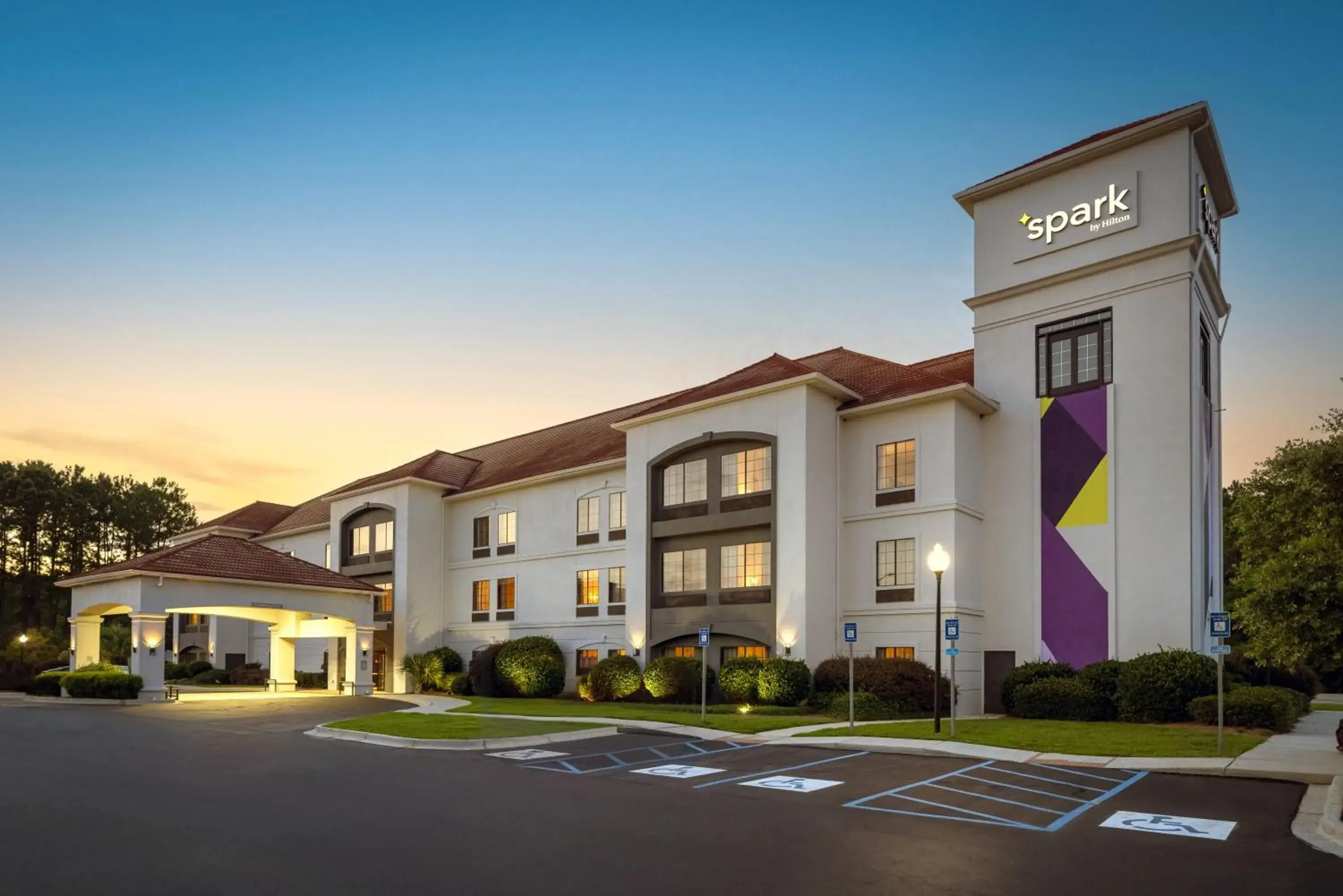 Property building in Spark by Hilton Savannah Airport Property building in Spark by Hilton Savannah Airport