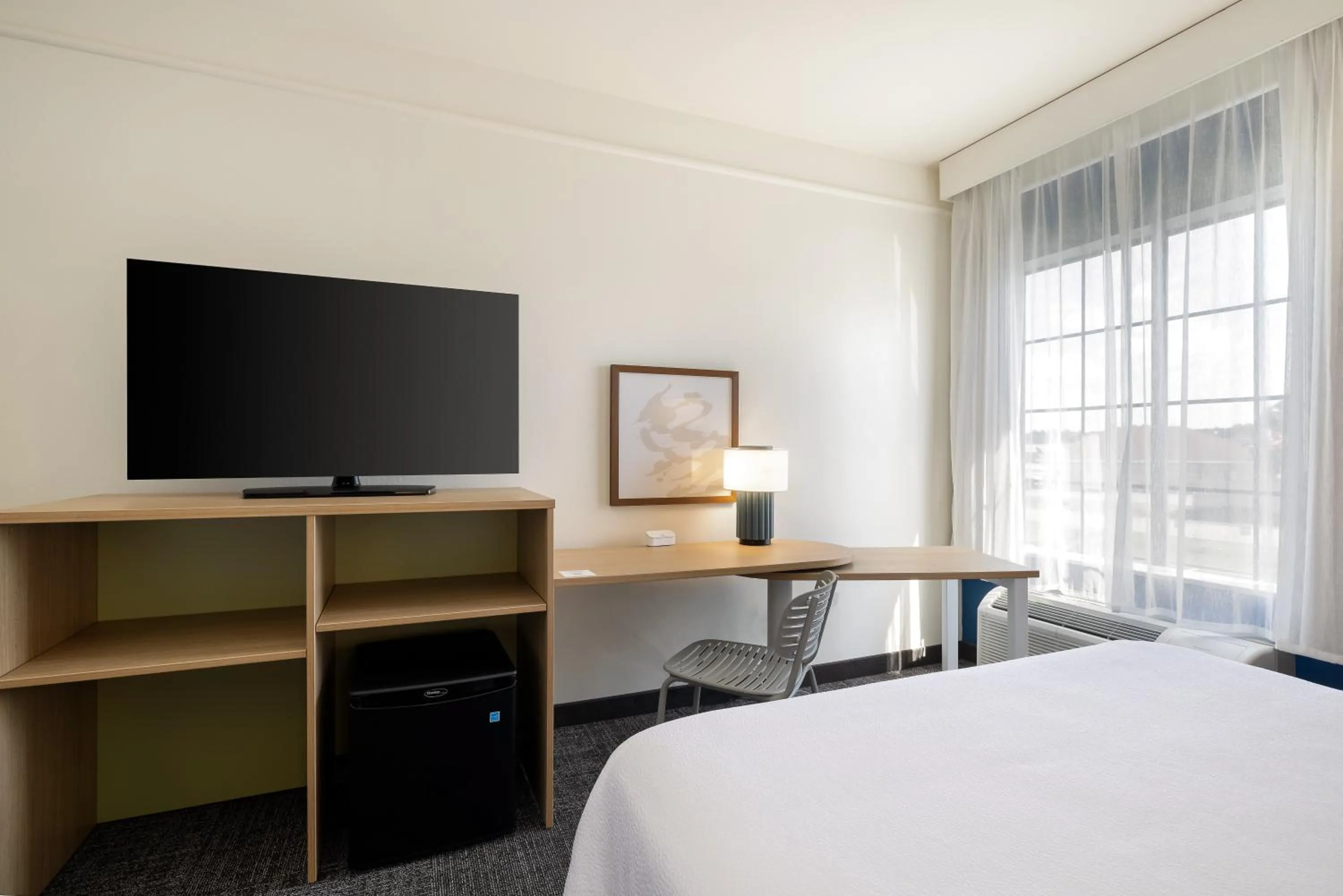 Bedroom, Bed in Spark by Hilton Savannah Airport