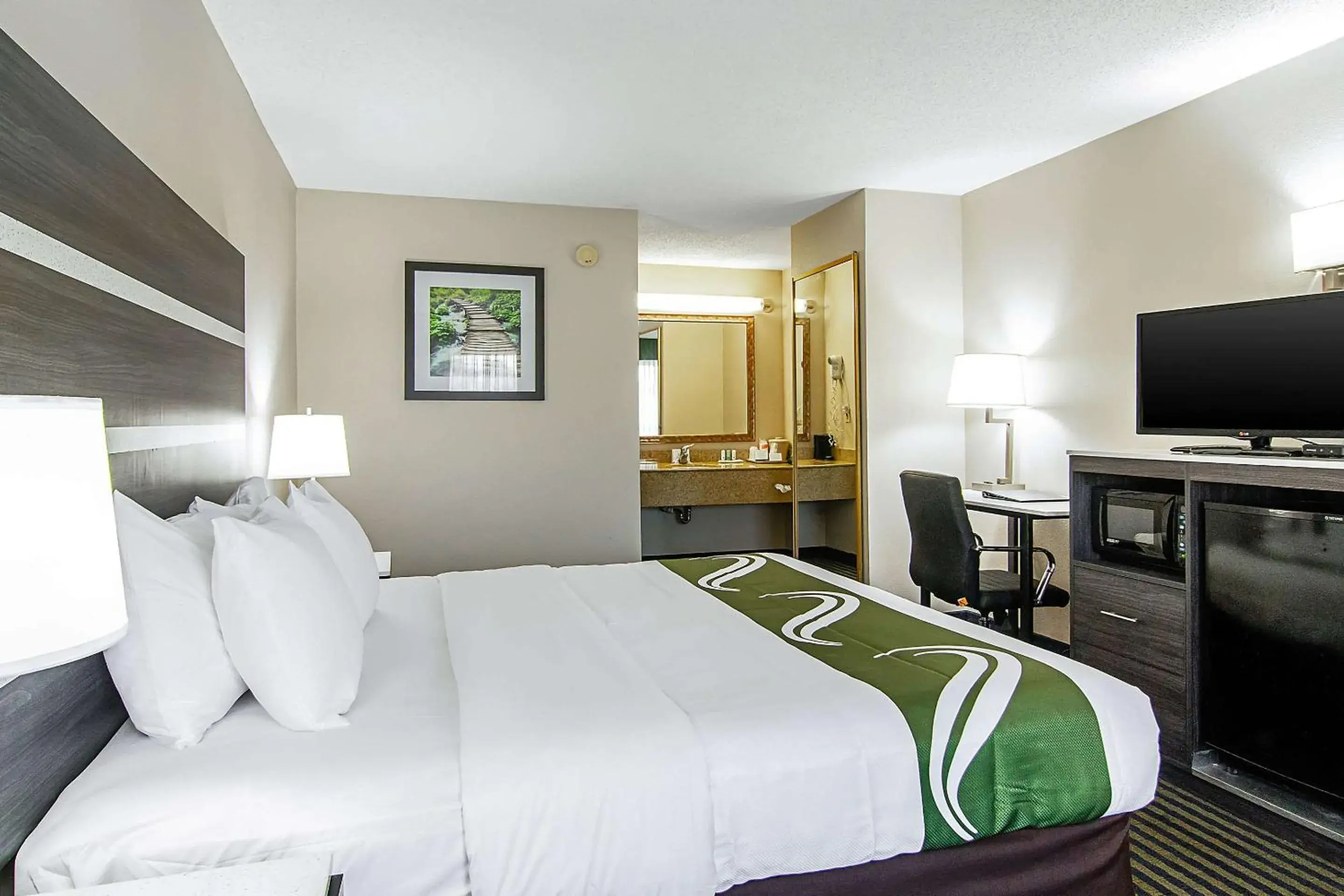 Photo of the whole room, Bed in Quality Inn Savannah I-95 Photo of the whole room, Bed in Quality Inn Savannah I-95