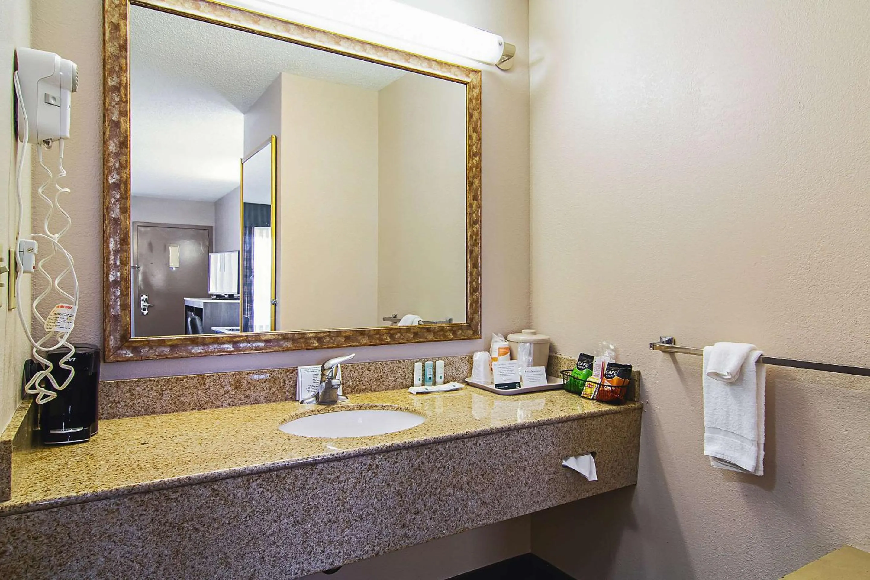 Bedroom in Quality Inn Savannah I-95