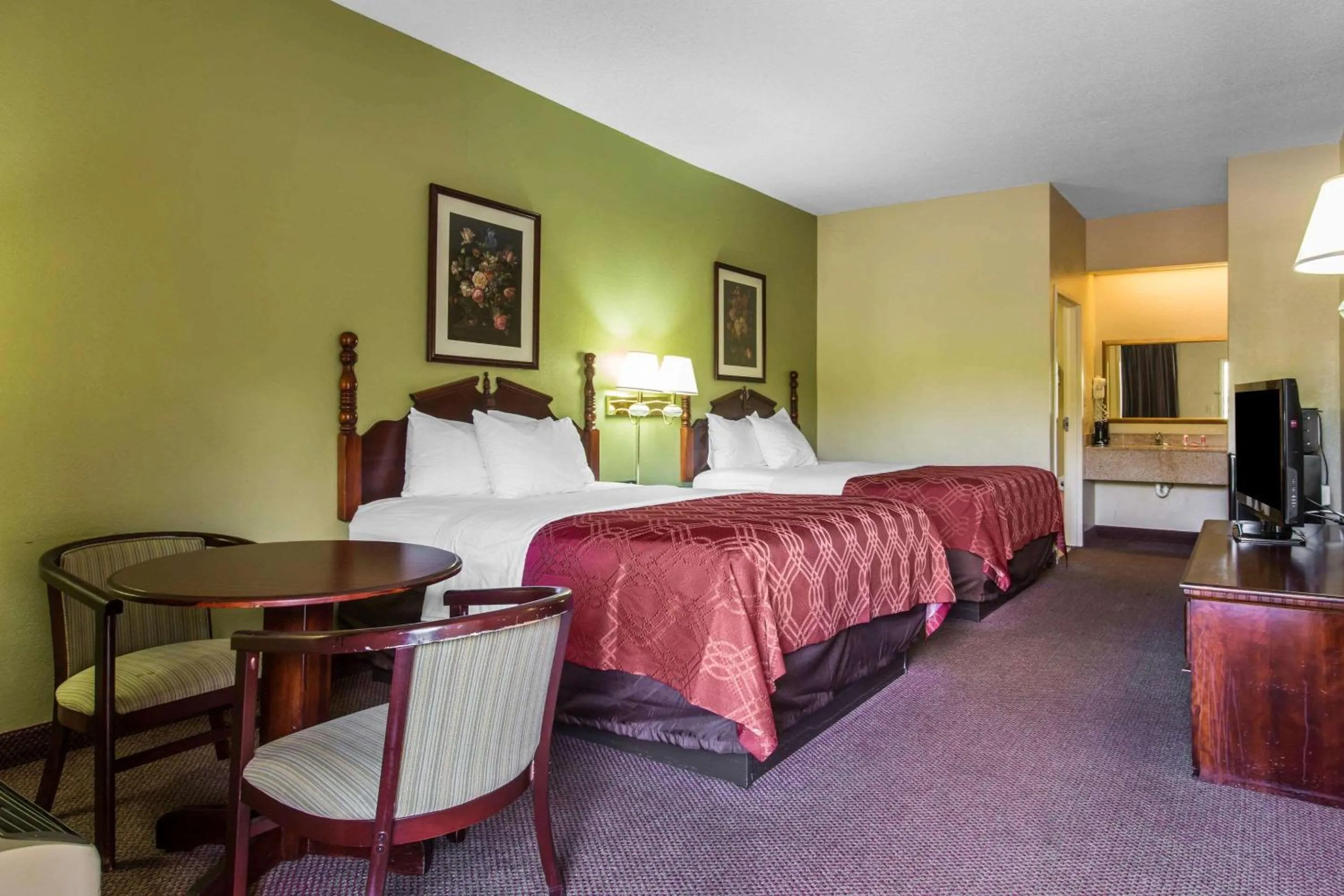 Photo of the whole room, Bed in Royal Palms Inn