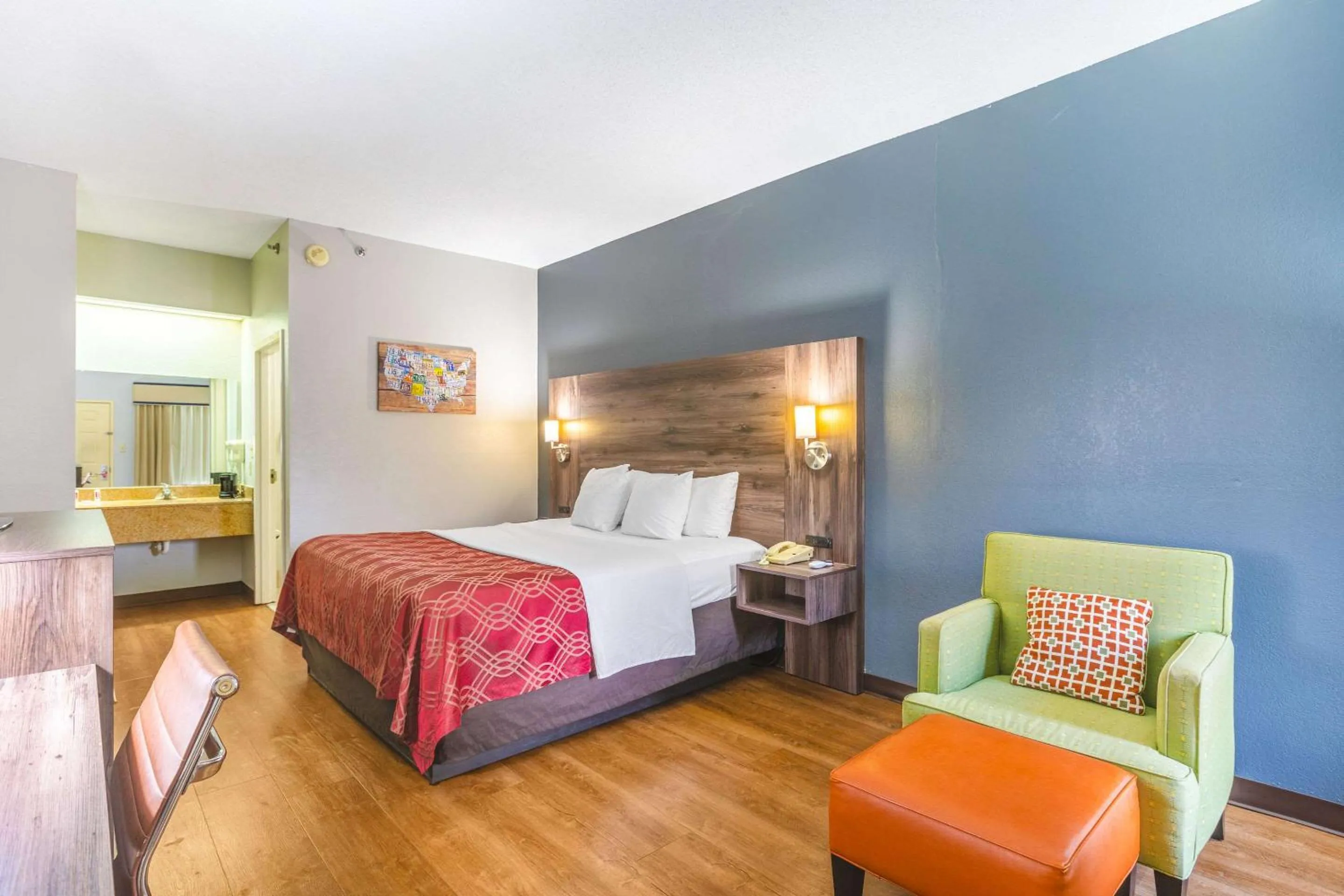 Photo of the whole room, Bed in Royal Palms Inn