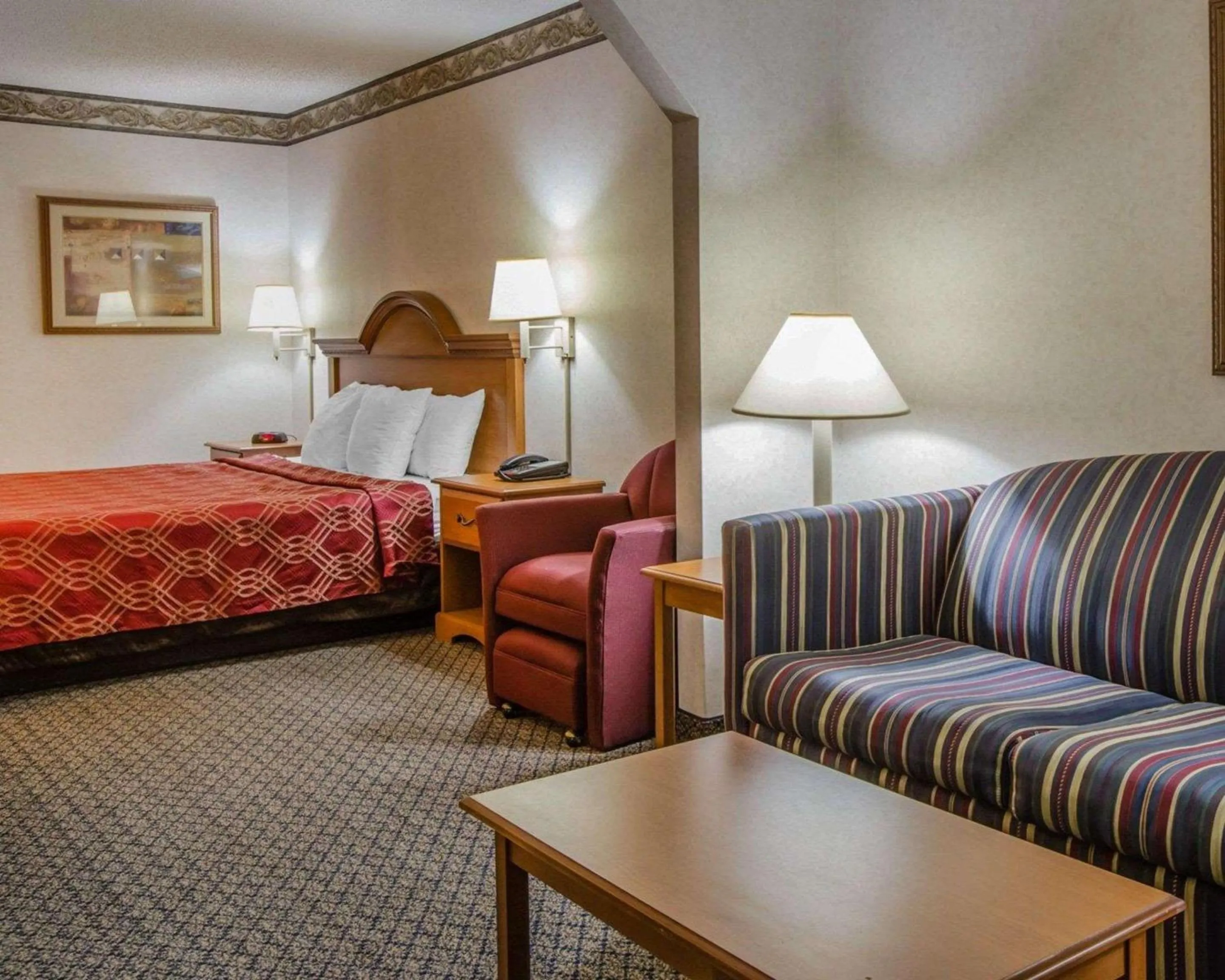 Photo of the whole room, Bed in Econo Lodge Villa Rica