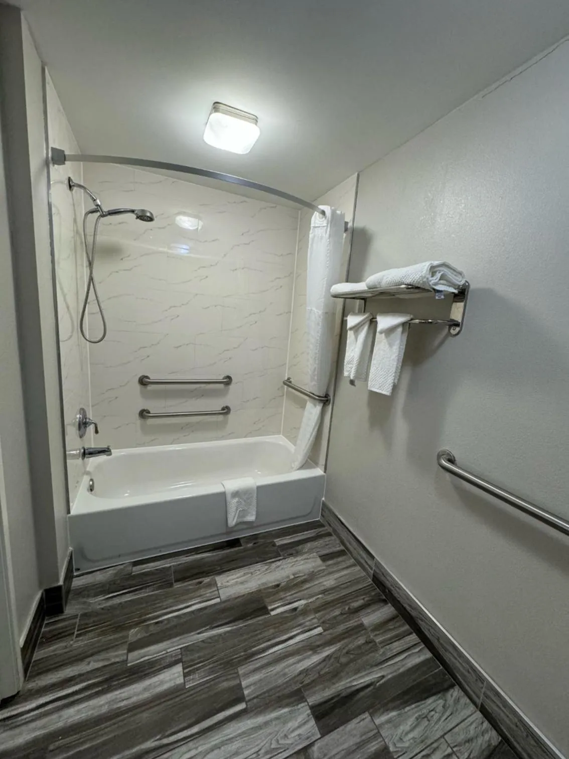 Bath in Quality Inn Newnan - Atlanta South