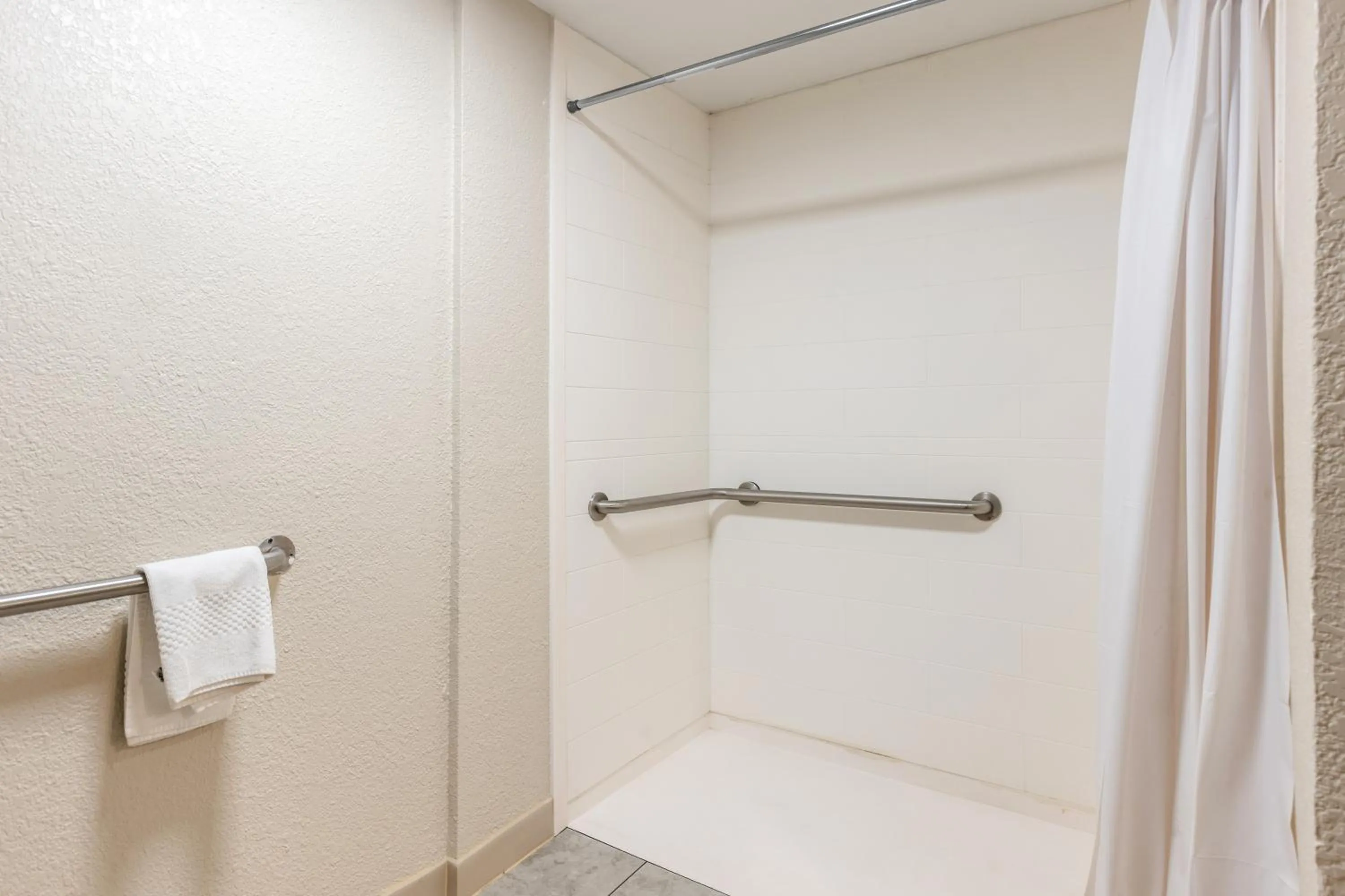 Shower in Quality Inn Pooler - Savannah I-95