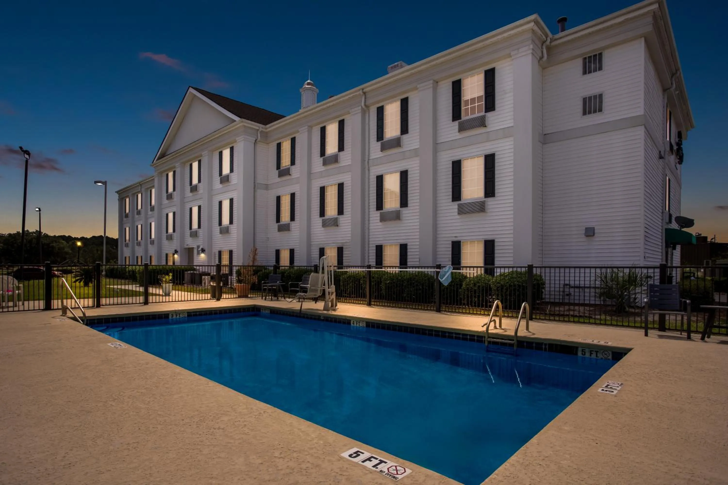 Property building in Quality Inn Pooler - Savannah I-95