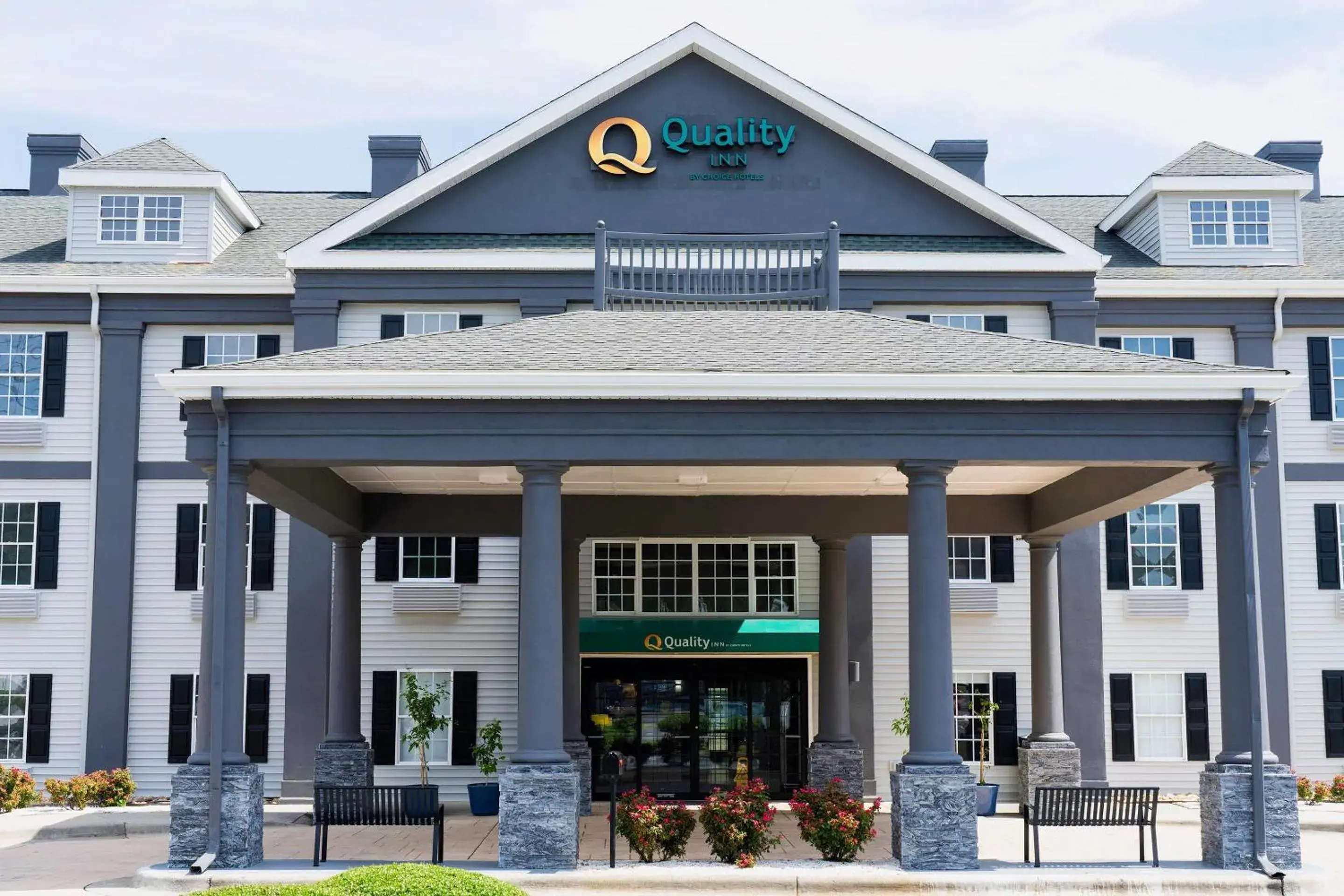 Property building in Quality Inn Rome South Property building in Quality Inn Rome South