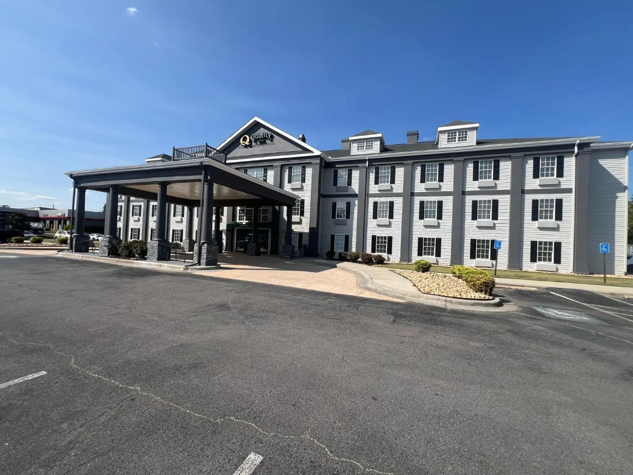 Property building in Quality Inn Rome South Property building in Quality Inn Rome South