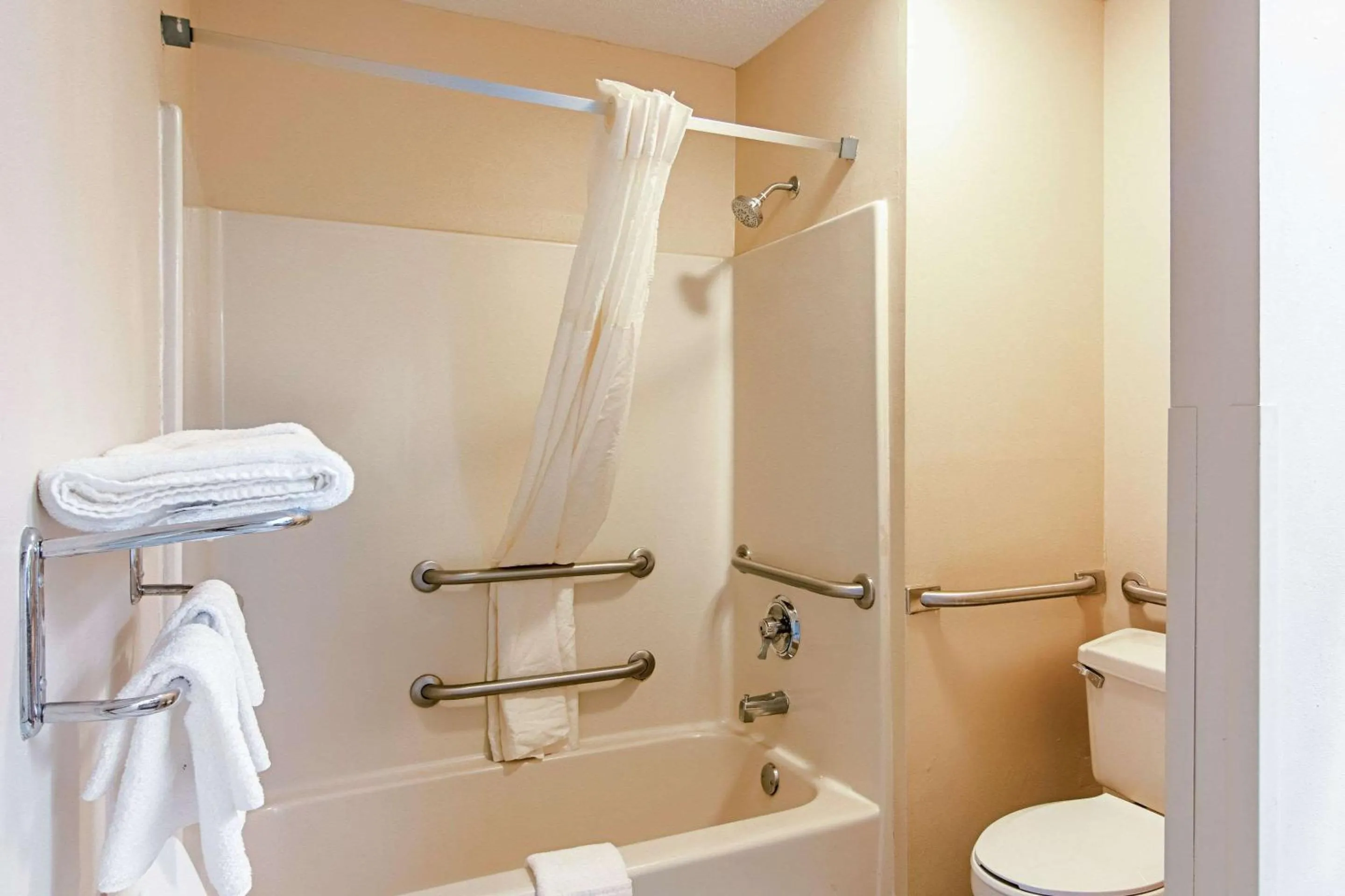 Bathroom in Quality Inn Thomaston