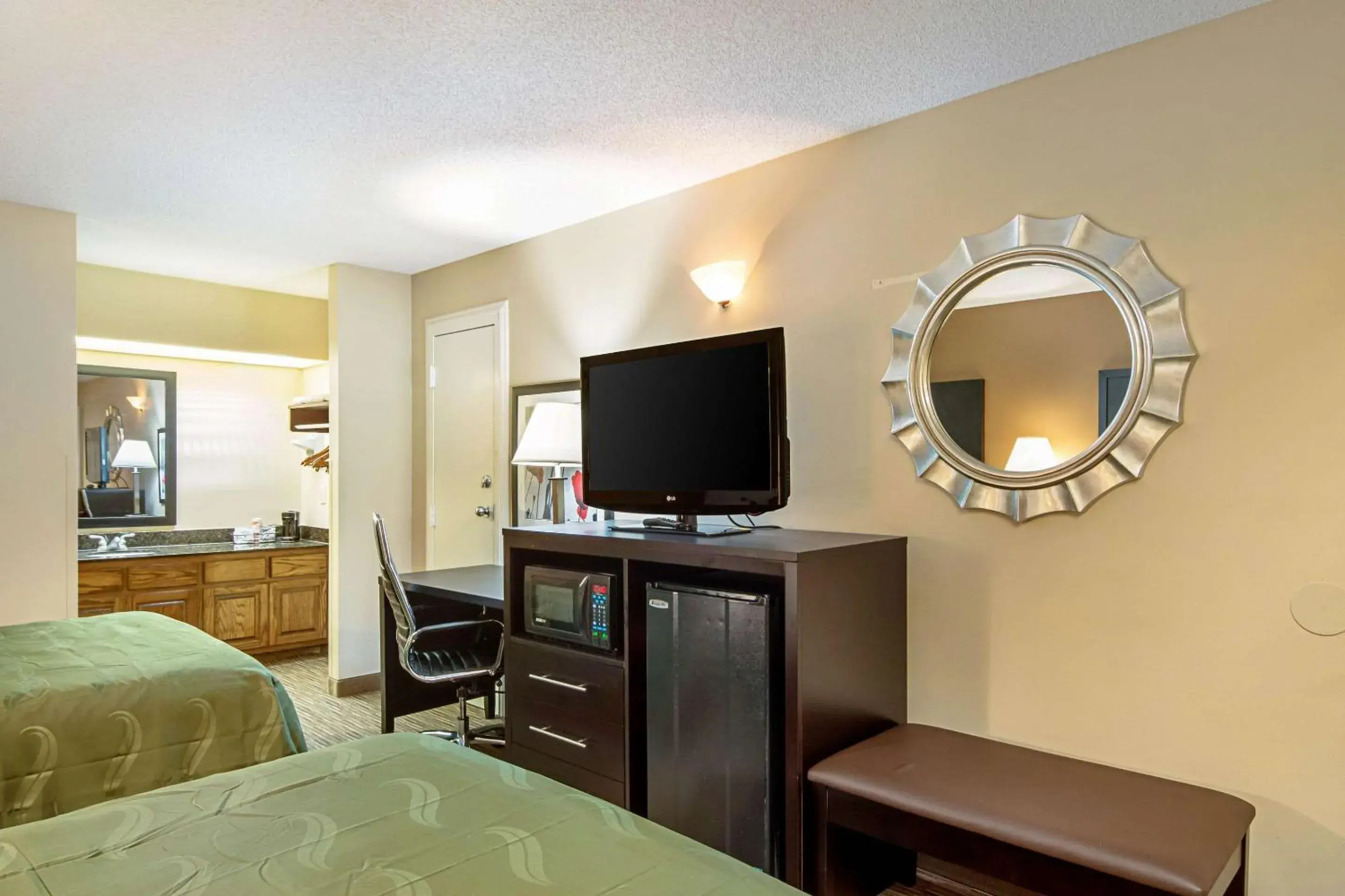 Photo of the whole room, Bed in Quality Inn Thomaston Photo of the whole room, Bed in Quality Inn Thomaston