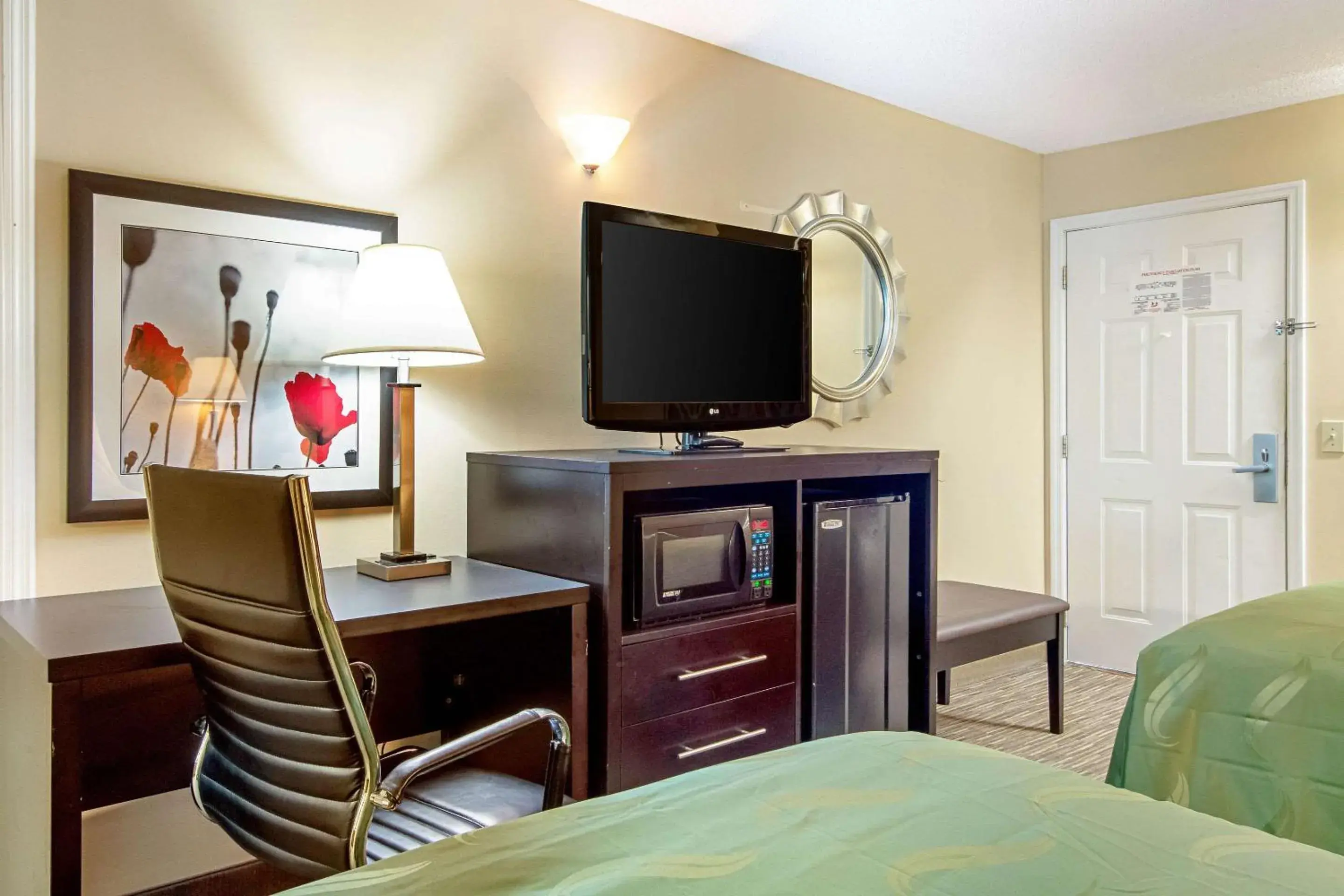 Photo of the whole room, Bed in Quality Inn Thomaston Photo of the whole room, Bed in Quality Inn Thomaston