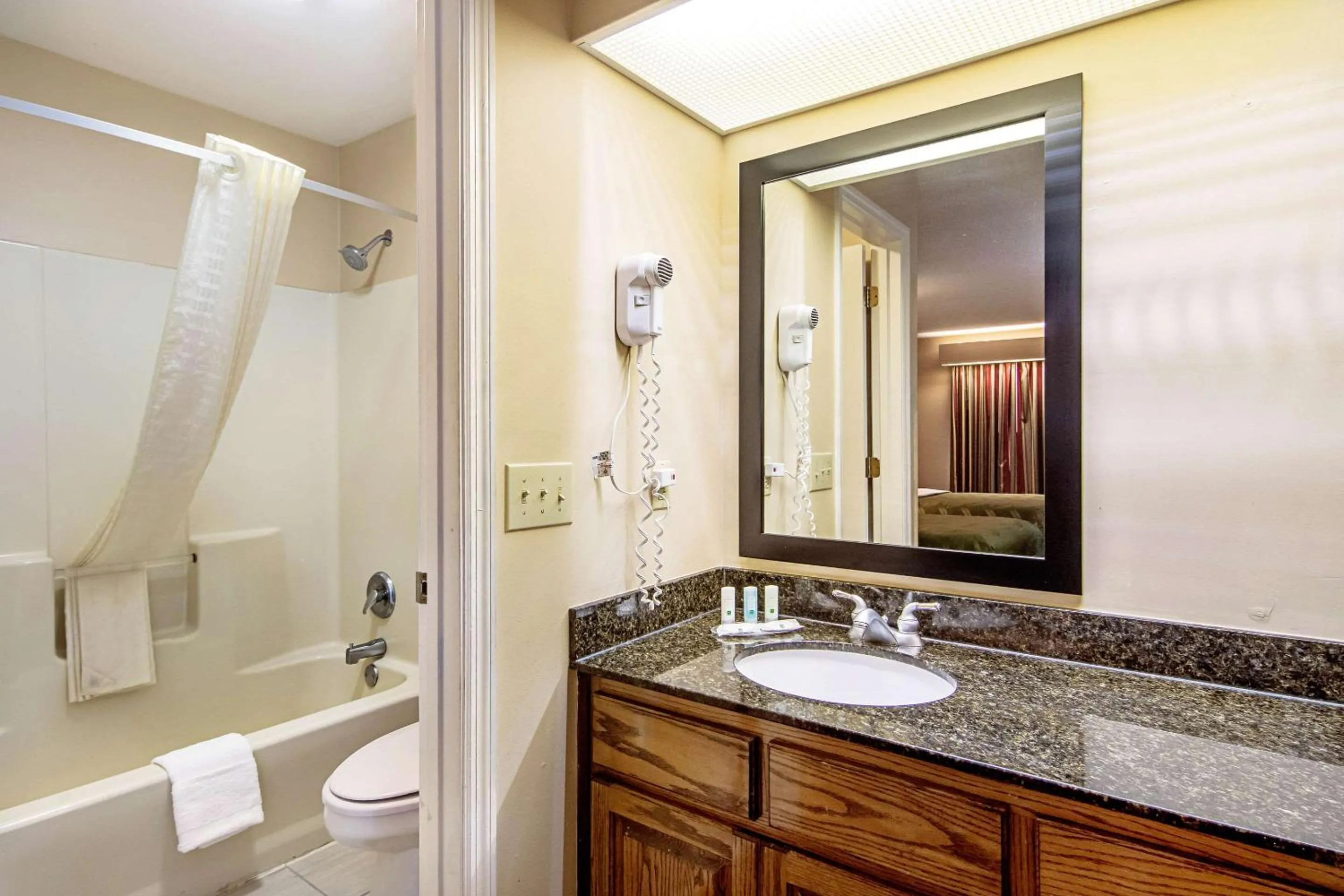 Bathroom in Quality Inn Thomaston