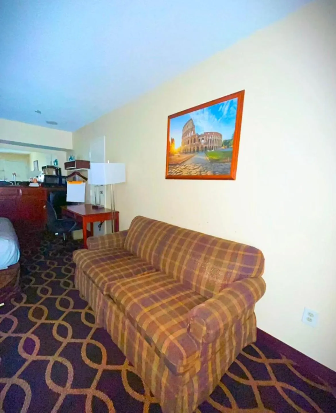 Seating area, Bed in Quality Inn