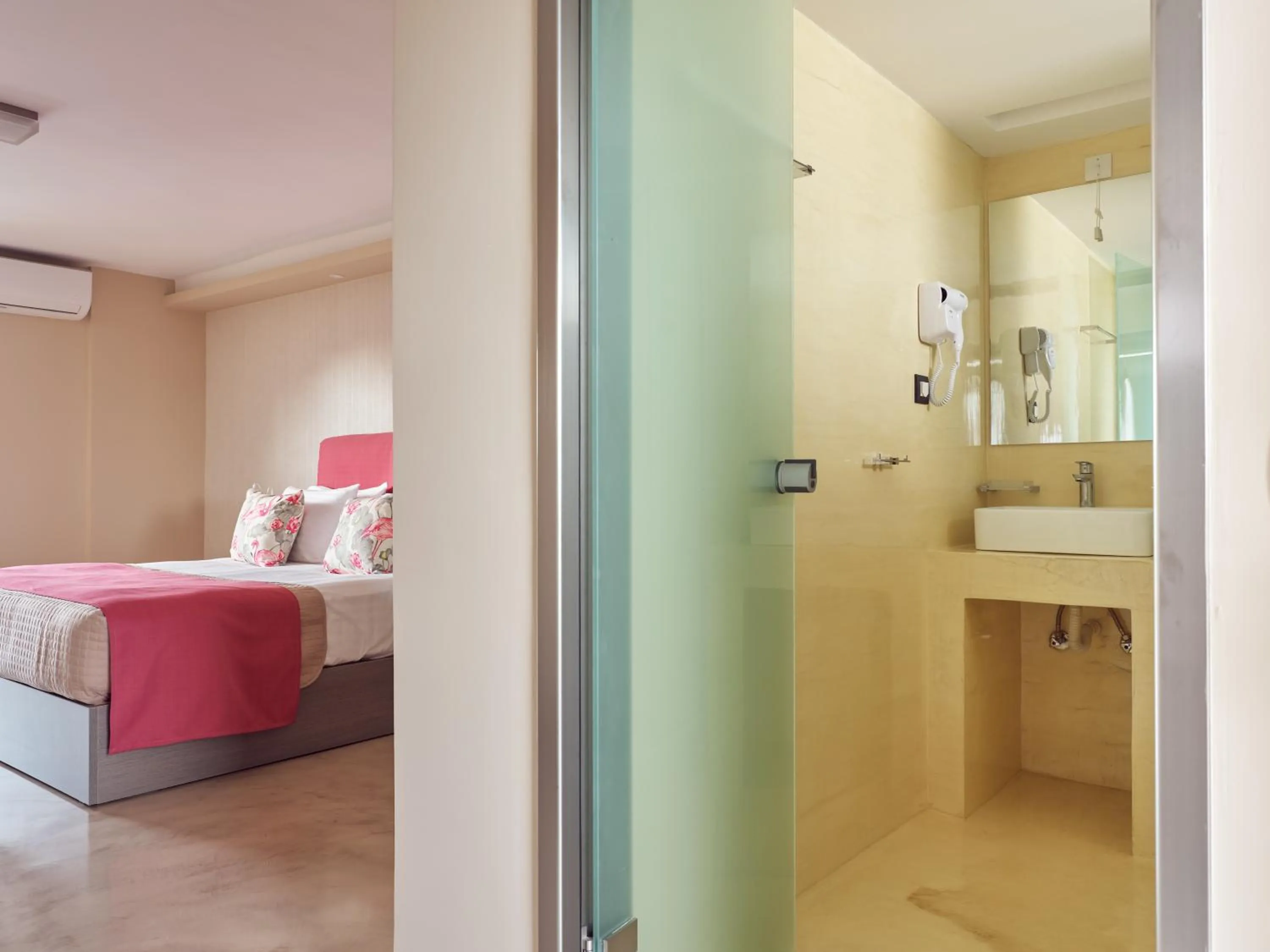 Bed in Koukounaria Hotel & Suites