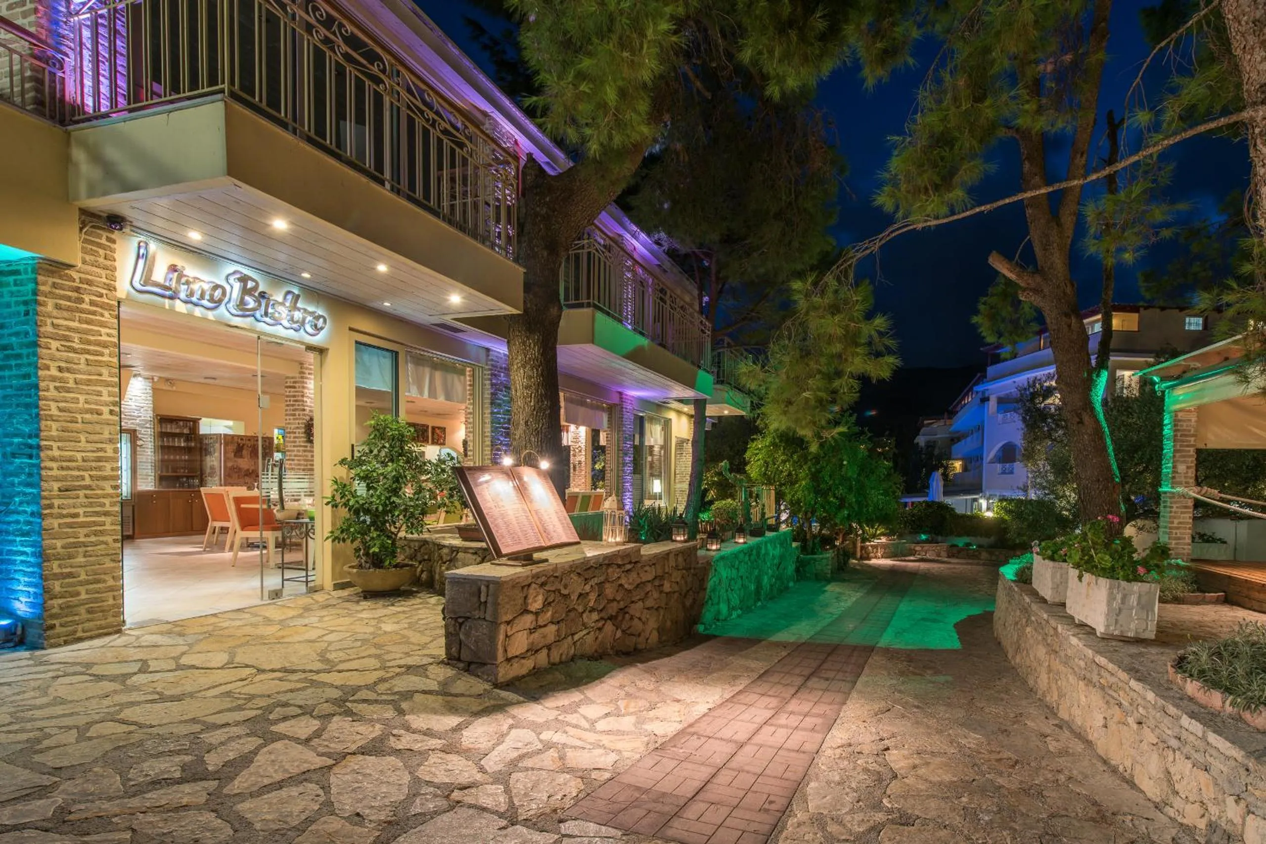 Restaurant/places to eat in Koukounaria Hotel & Suites