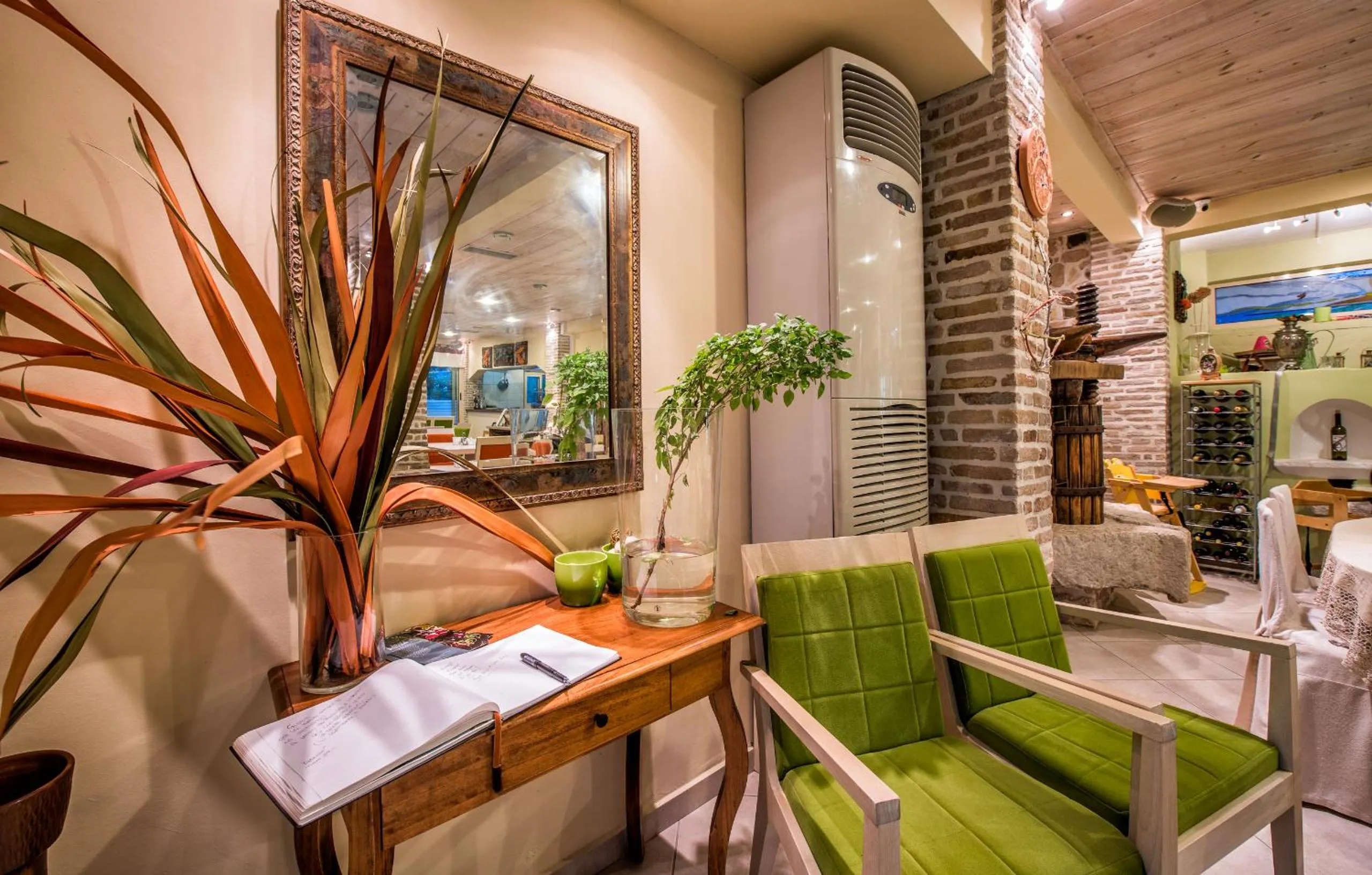 Restaurant/places to eat in Koukounaria Hotel & Suites