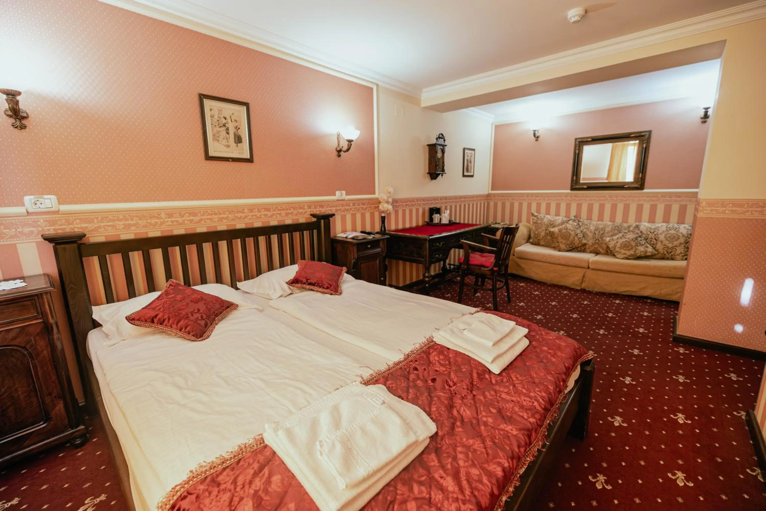 Seating area, Bed in Casa del Sole Boutique Hotel Timisoara