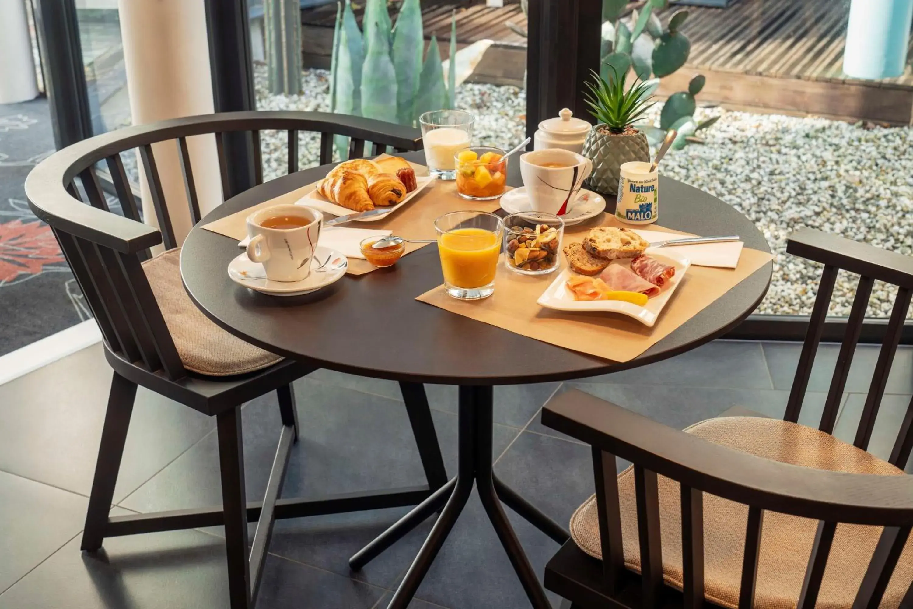 Breakfast in Best Western Plus Hotel De La Regate-Erdre Breakfast in Best Western Plus Hotel De La Regate-Erdre
