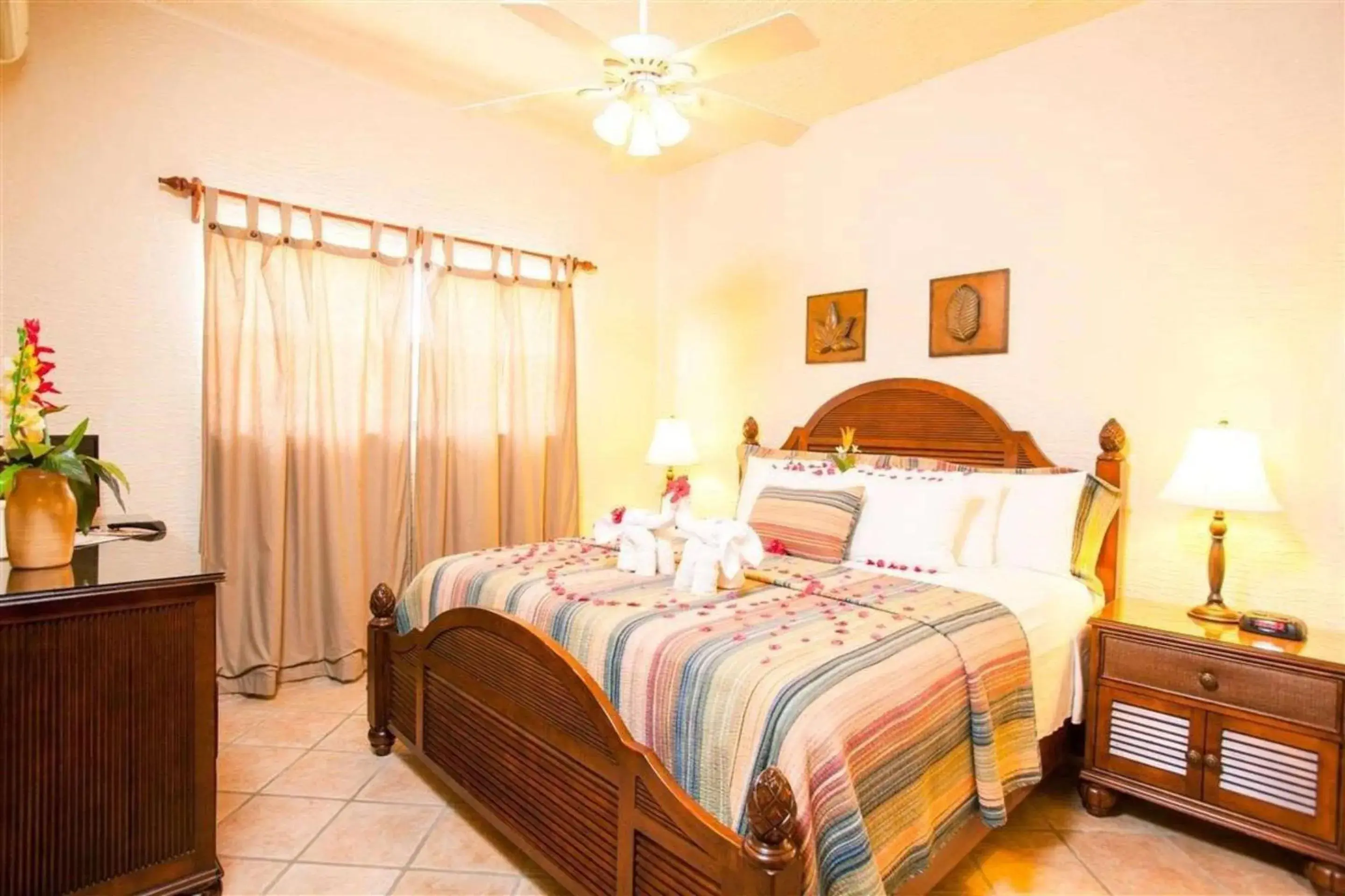 Photo of the whole room, Bed in Clarion Suites Roatan at Pineapple Villas Photo of the whole room, Bed in Clarion Suites Roatan at Pineapple Villas