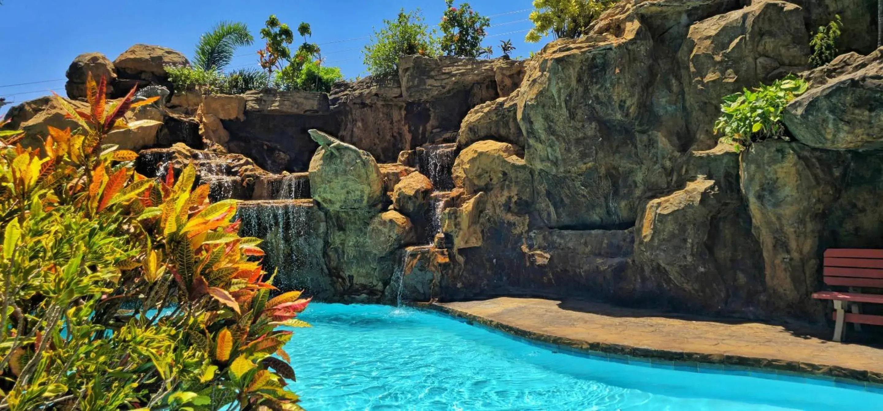 Swimming pool in Clarion Suites Roatan at Pineapple Villas Swimming pool in Clarion Suites Roatan at Pineapple Villas