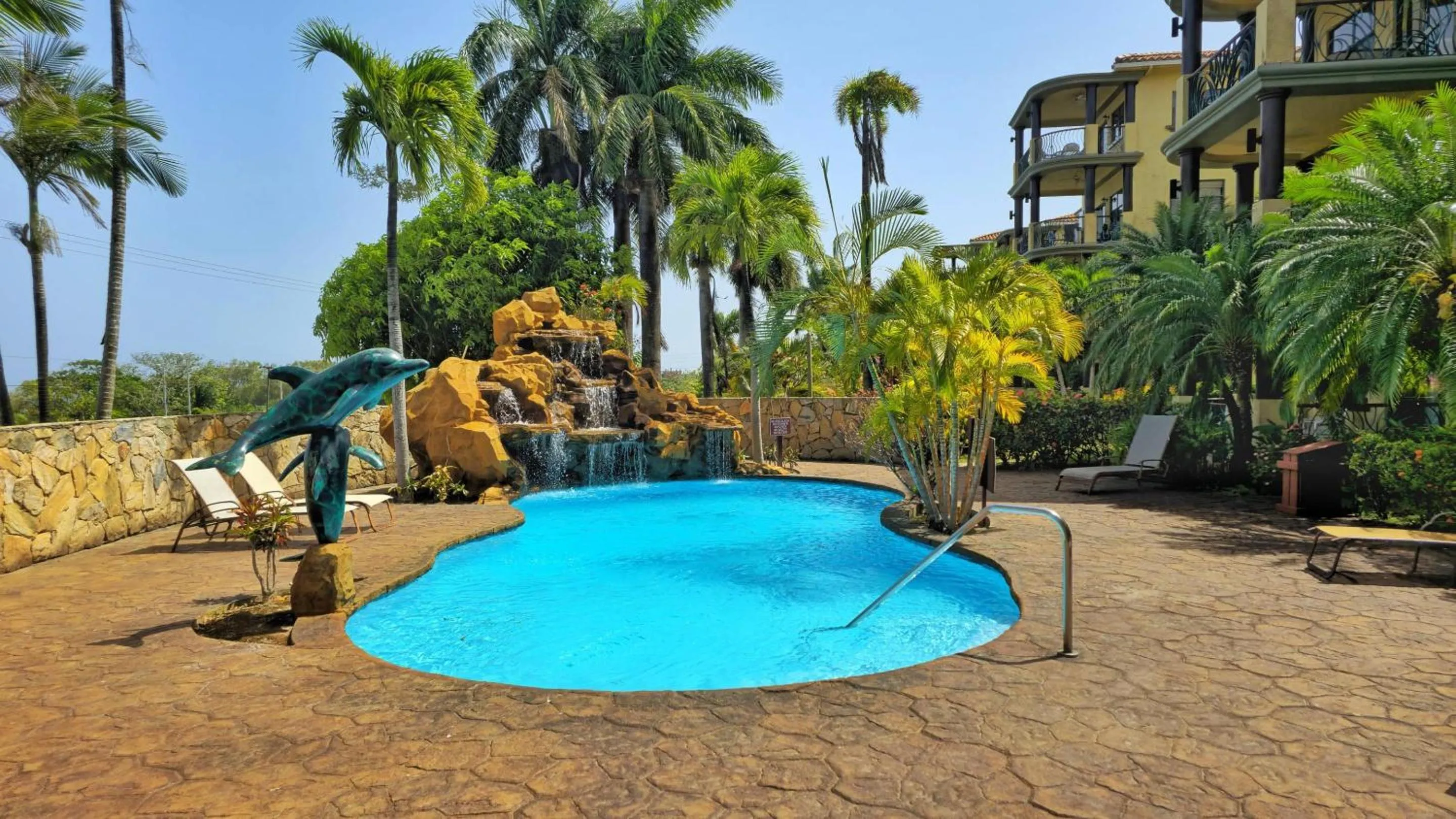 Swimming pool in Clarion Suites Roatan at Pineapple Villas