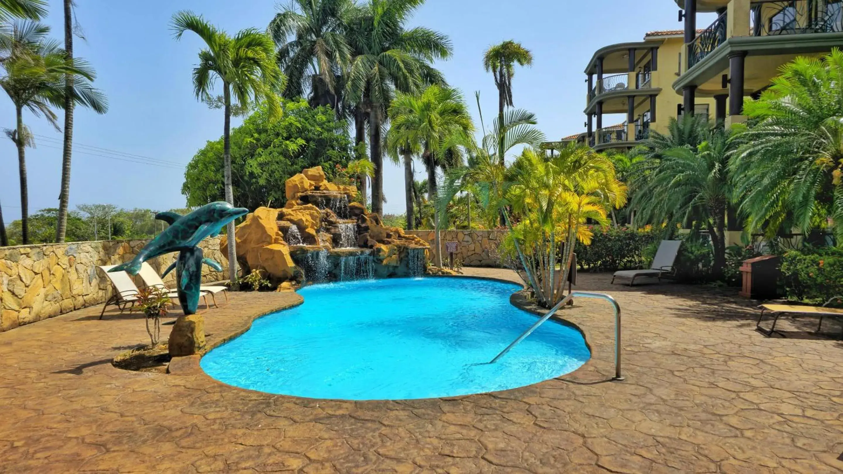 Swimming pool in Clarion Suites Roatan at Pineapple Villas Swimming pool in Clarion Suites Roatan at Pineapple Villas