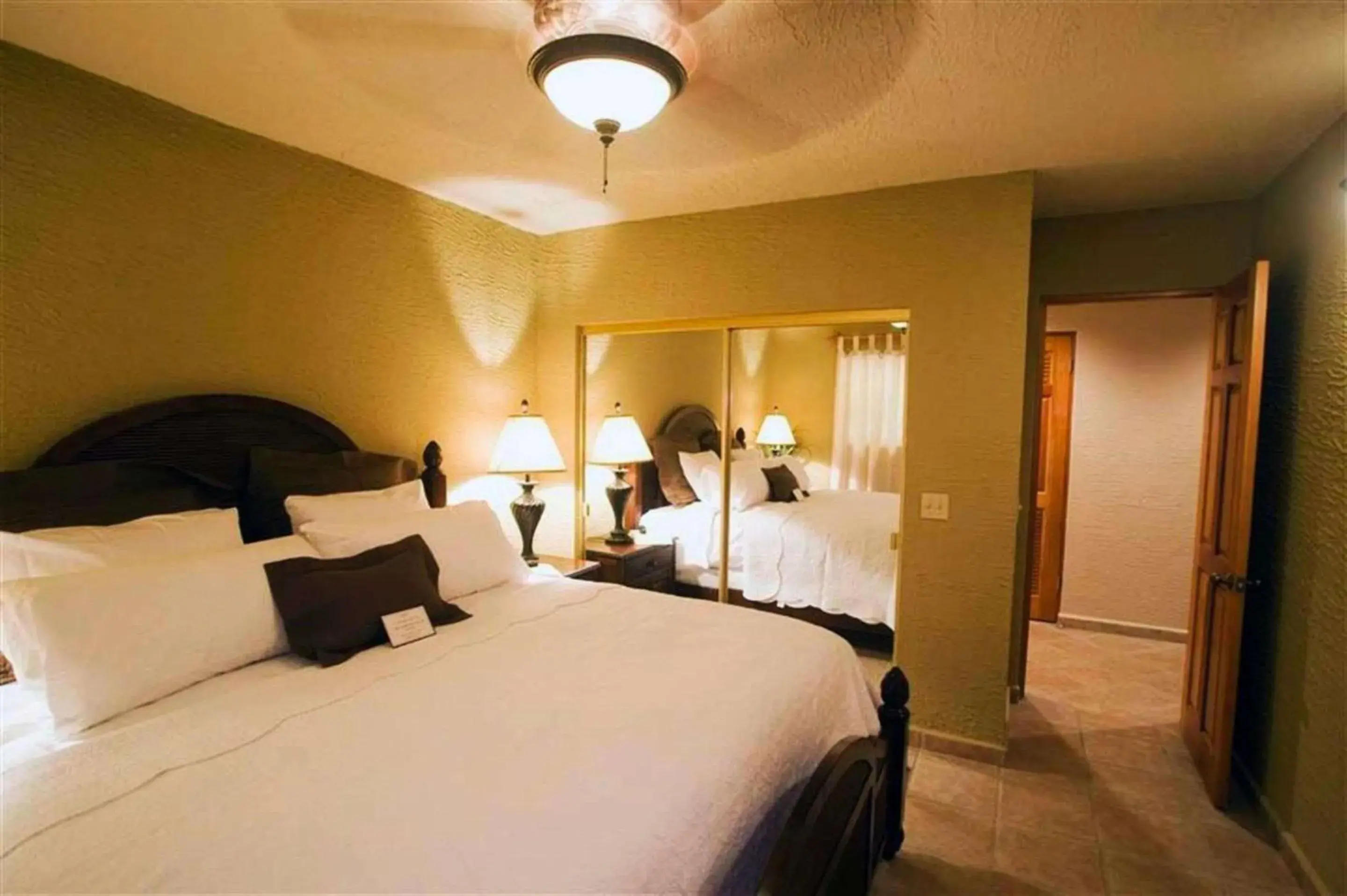 Photo of the whole room, Bed in Clarion Suites Roatan at Pineapple Villas Photo of the whole room, Bed in Clarion Suites Roatan at Pineapple Villas