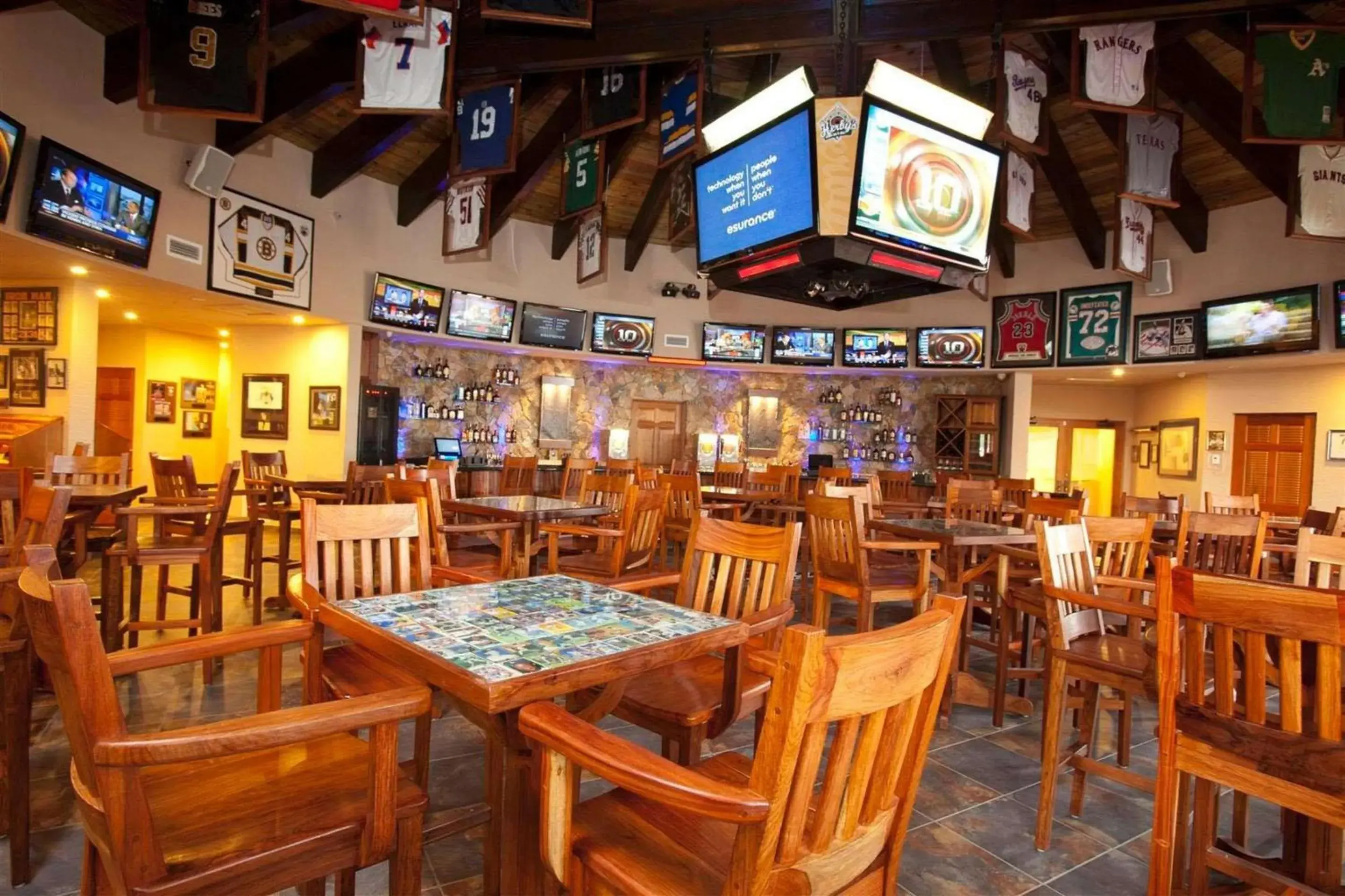 Restaurant/places to eat in Clarion Suites Roatan at Pineapple Villas Restaurant/places to eat in Clarion Suites Roatan at Pineapple Villas