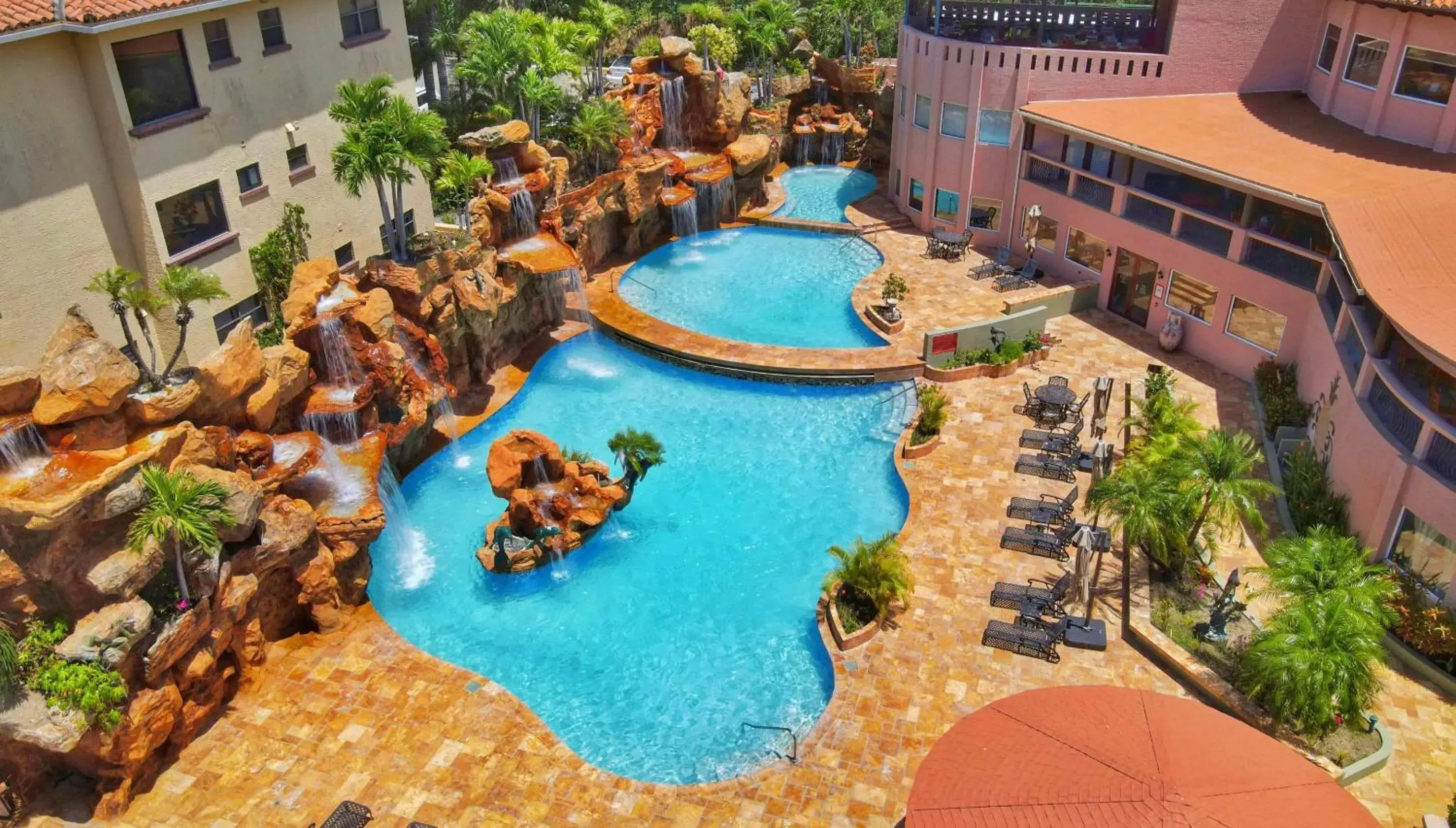 Swimming pool in Clarion Suites Roatan at Pineapple Villas Swimming pool in Clarion Suites Roatan at Pineapple Villas